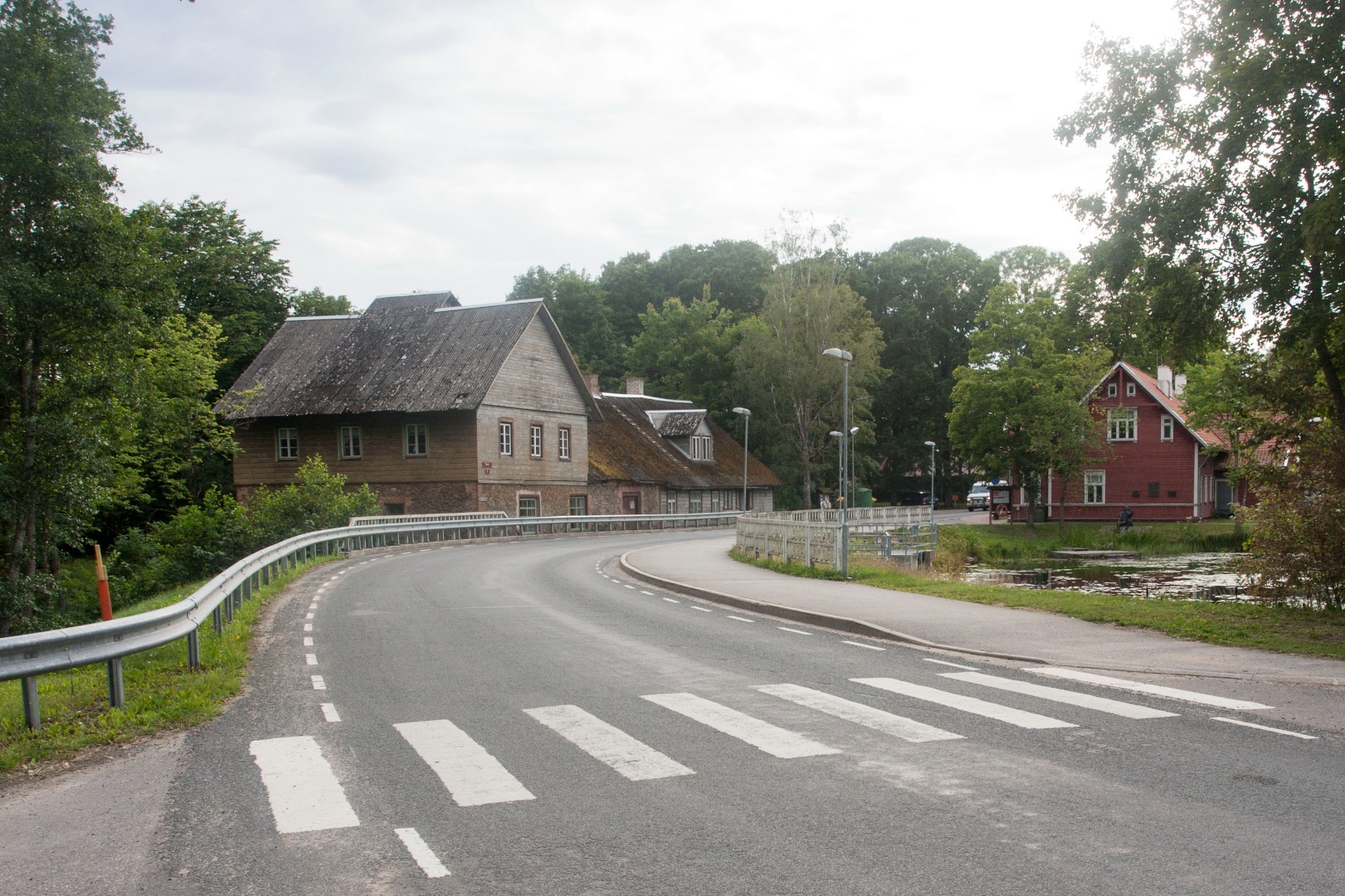 Vaade Palamuse veskile ja selle juurde viivale sillale, kus seisavad kaitseliitlased rephoto