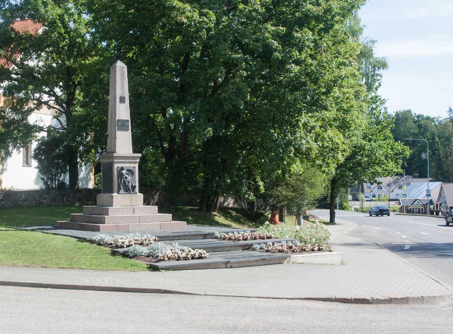 Esimeses maailmasõjas, Vabadussõjas langenute ja mõlemas sõjas teadmata kadunute mälestussammas Põlva kiriku juures. rephoto