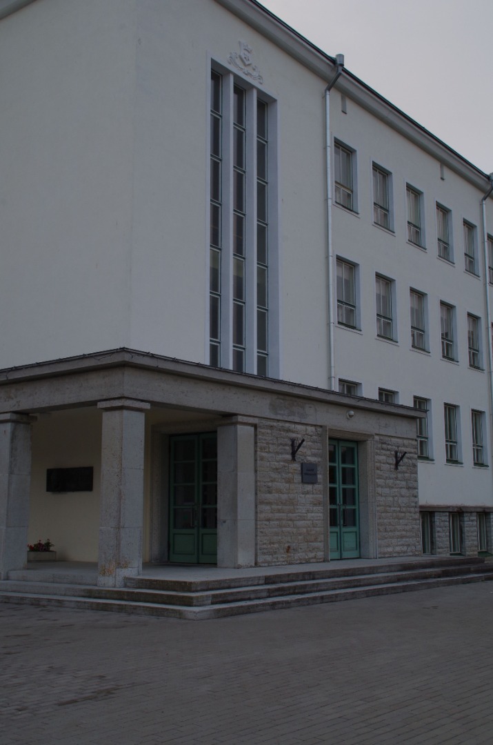 Vaade Rakvere 1. Keskkooli hoonele NSV Liidu Ülemnõukogu valimiste ajal. rephoto