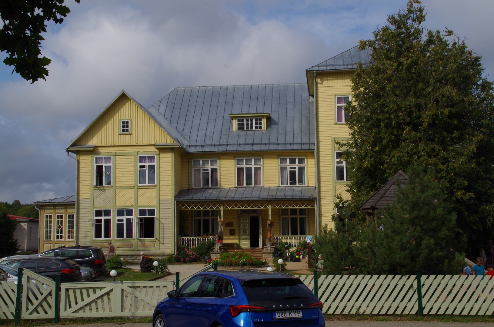 Tänava vaade: esiplaanil - maja rephoto