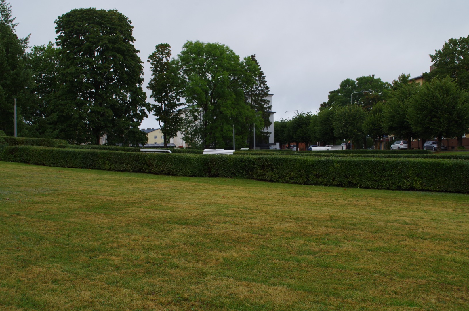 Riigivanem ja välissaadikud jälgivad väeosade paraadmarssi. rephoto