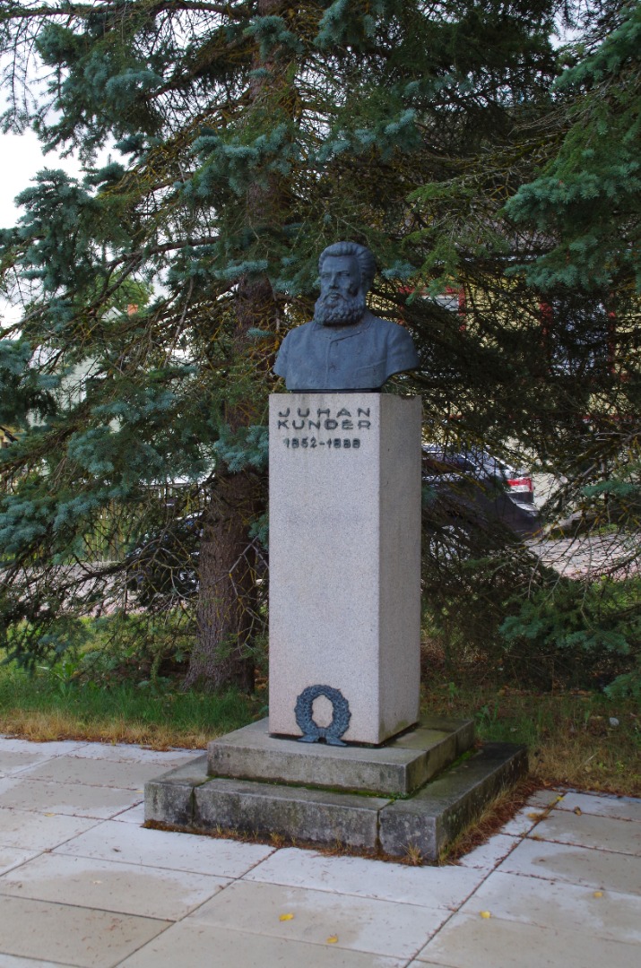 Juhan Kunderi monument Rakveres rephoto