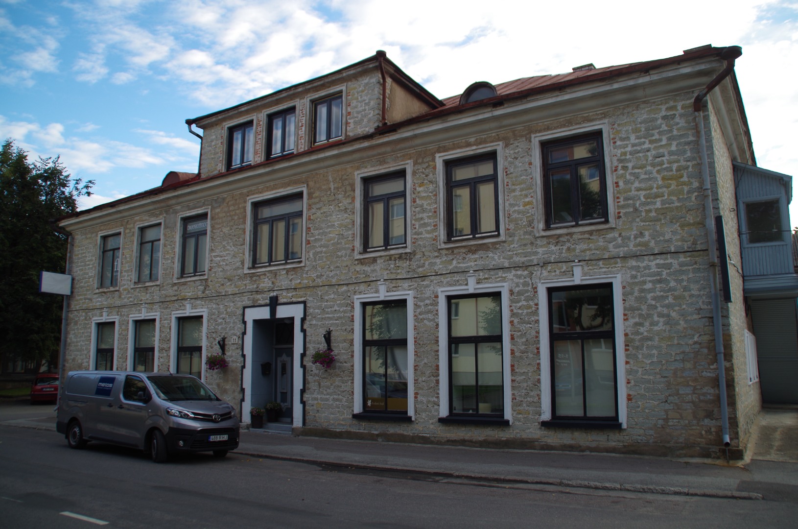 Rakvere Linna Raamatukogu Posti ja Laia tänava nurgal. rephoto