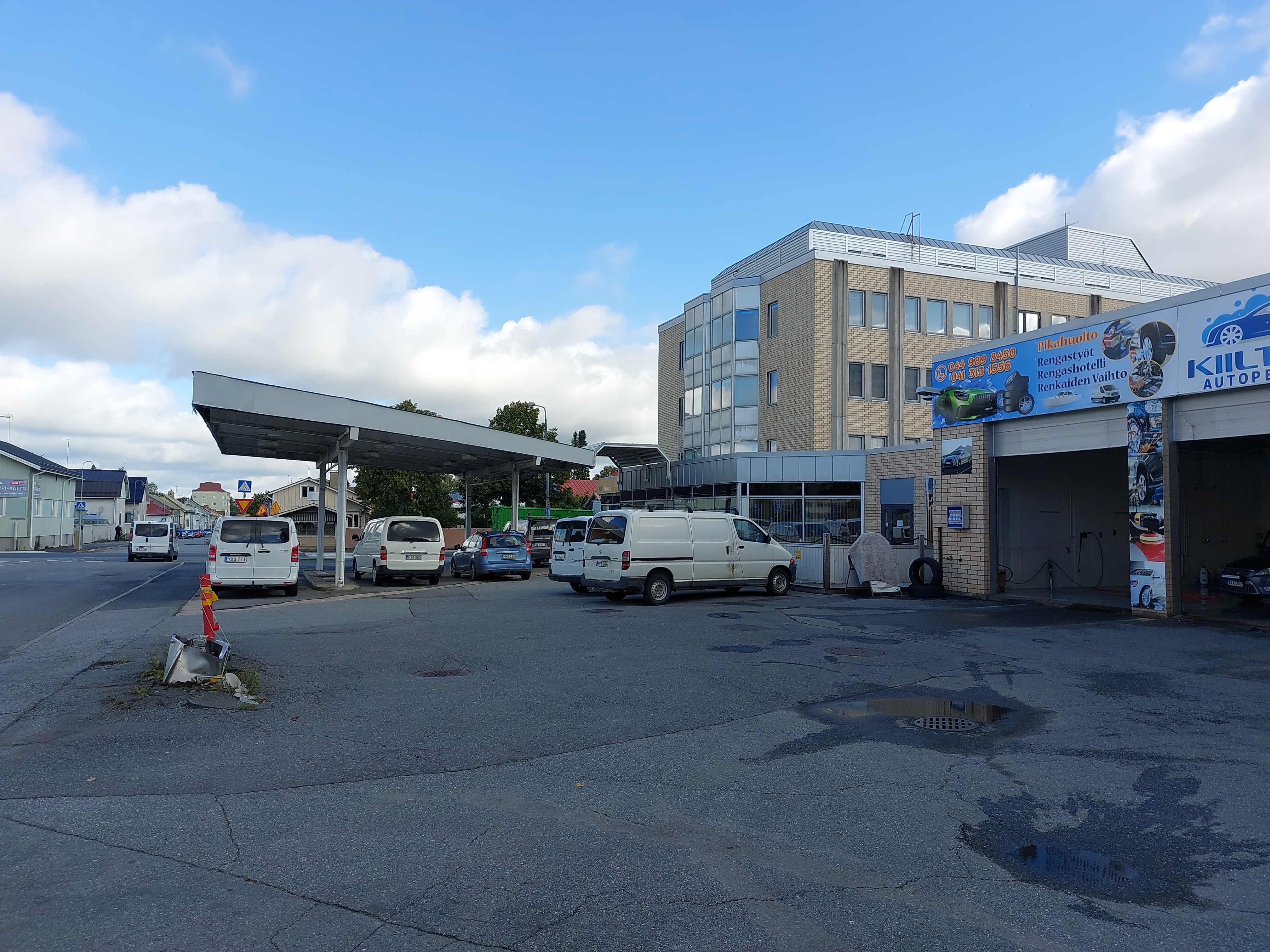 Huoltamotoimintaa itsenäisyydenkadulla 42 rephoto