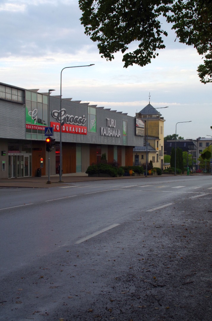 Üle - eestiline “Valio” tänavakorvpall Rakveres. rephoto