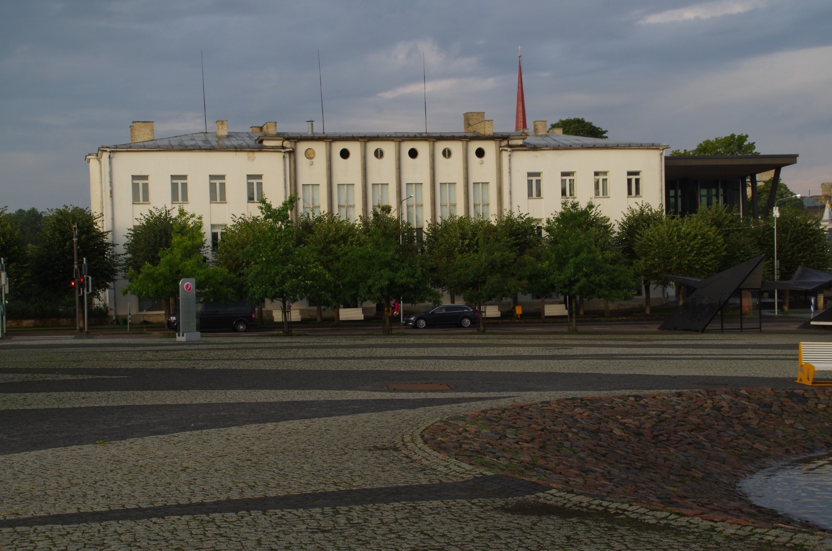 Inglismaa teatri “Original Mixture Theatre” näitlejad Andy Webster ja Mitch Mitchelson Rakvere turuplatsil esitavad etendust “Olevused, kes iial on marssinud tänavail” “Baltoscandali” teatrifestivali ajal. rephoto