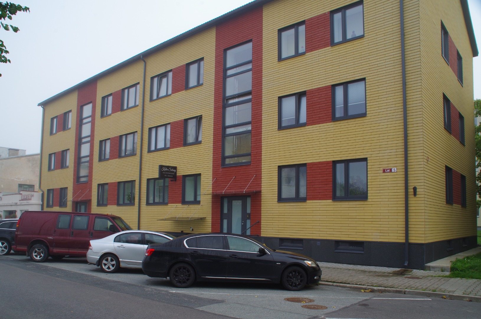 Rakvere Tütarlaste gümnaasiumi õpilased Laia tänava taastamistöödel. rephoto