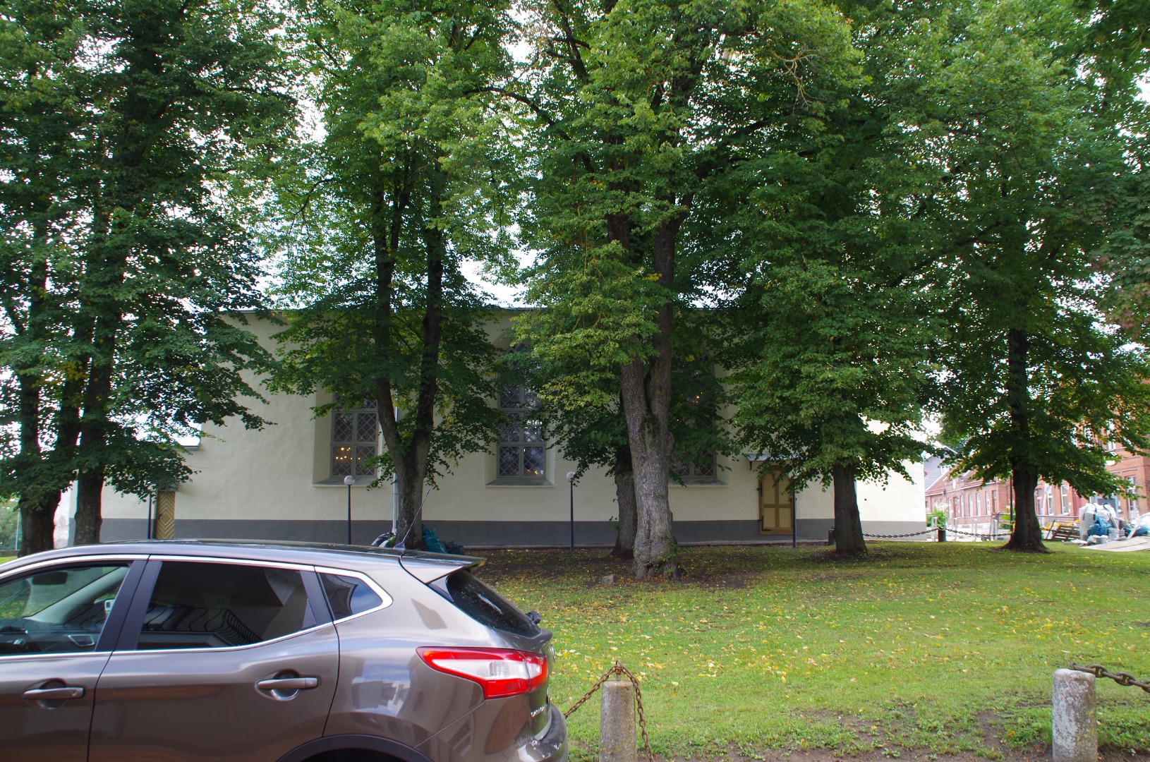 Vaade Rakvere kirikule: esiplaanil - puud rephoto