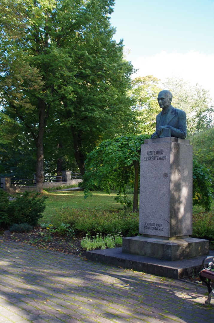 Viru lauliku F.R.Kreutzwaldi monument Tallinnas Kadrioru pargis. rephoto