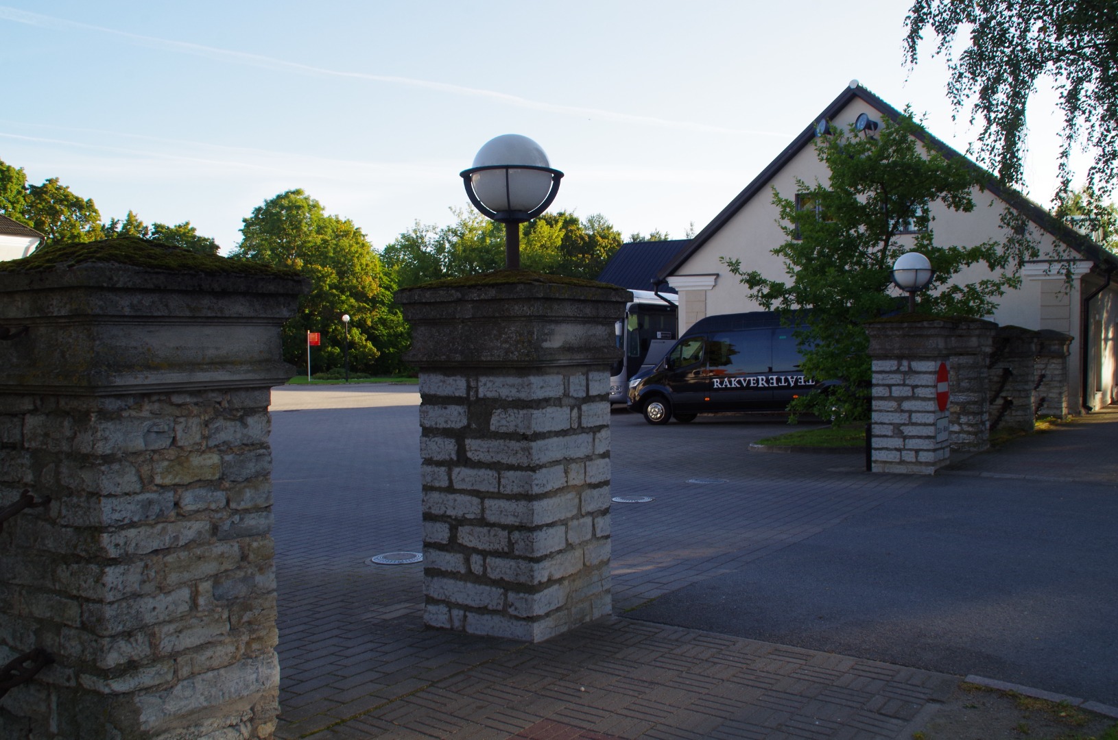 Tänava vaade: esiplaanil - väravad, paremal - maja rephoto