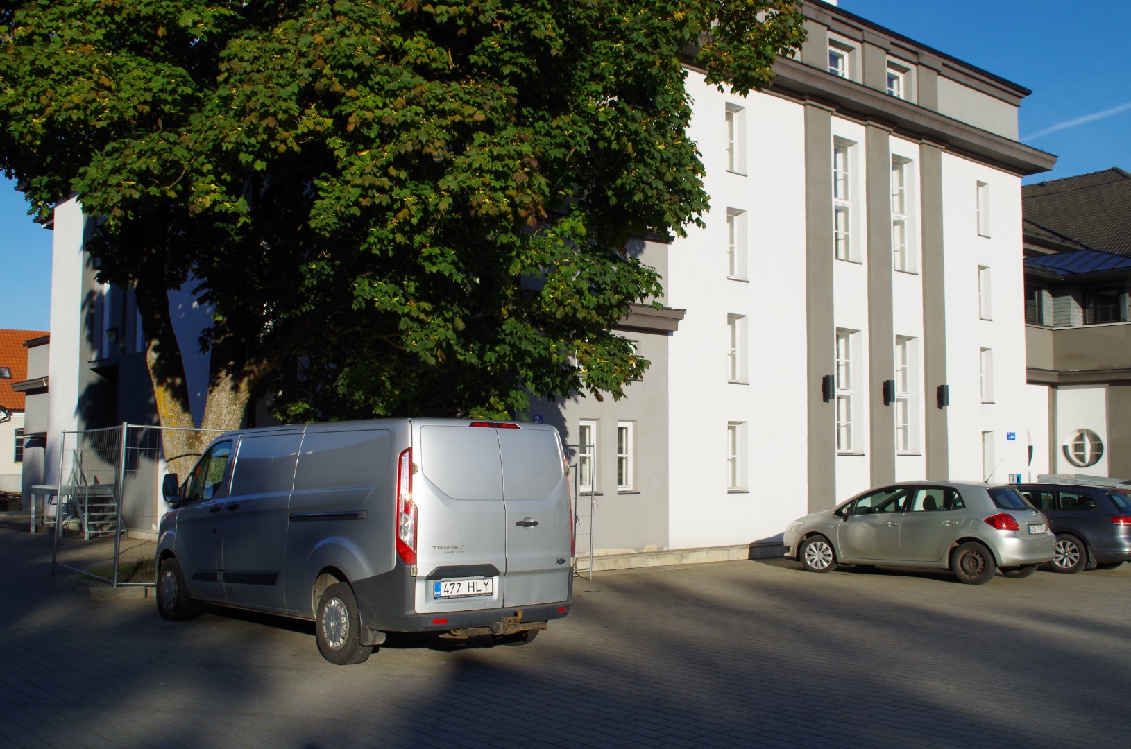 Rakvere Teatri näitlejad Madis Kalmet, Kaie Uustal, Rein Olmaru, Terje Pennie, Arvi Mägi, Kiiri Tamm, Erik Moldov, Toomas Suuman rahvusvahelisel teatripäeval enne külalisesinemisele sõitu. rephoto