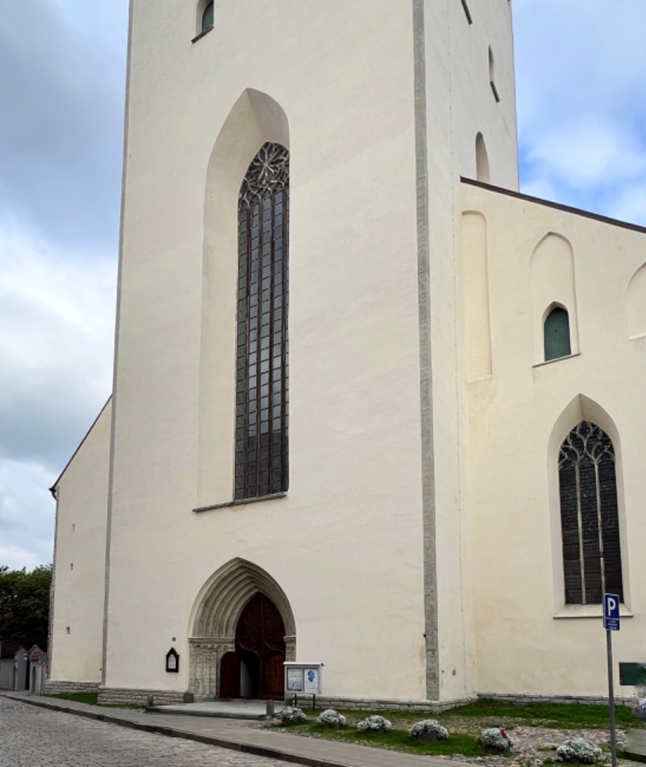 Oleviste kirik, taamal paremal Tolli tänav 8 maja. rephoto