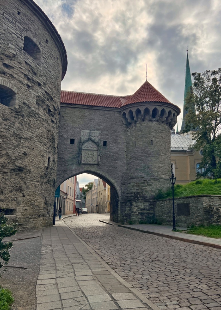 Tallinn, Vaade Suure Rannavärava eesväravale, vasakul Paks Margareete. rephoto