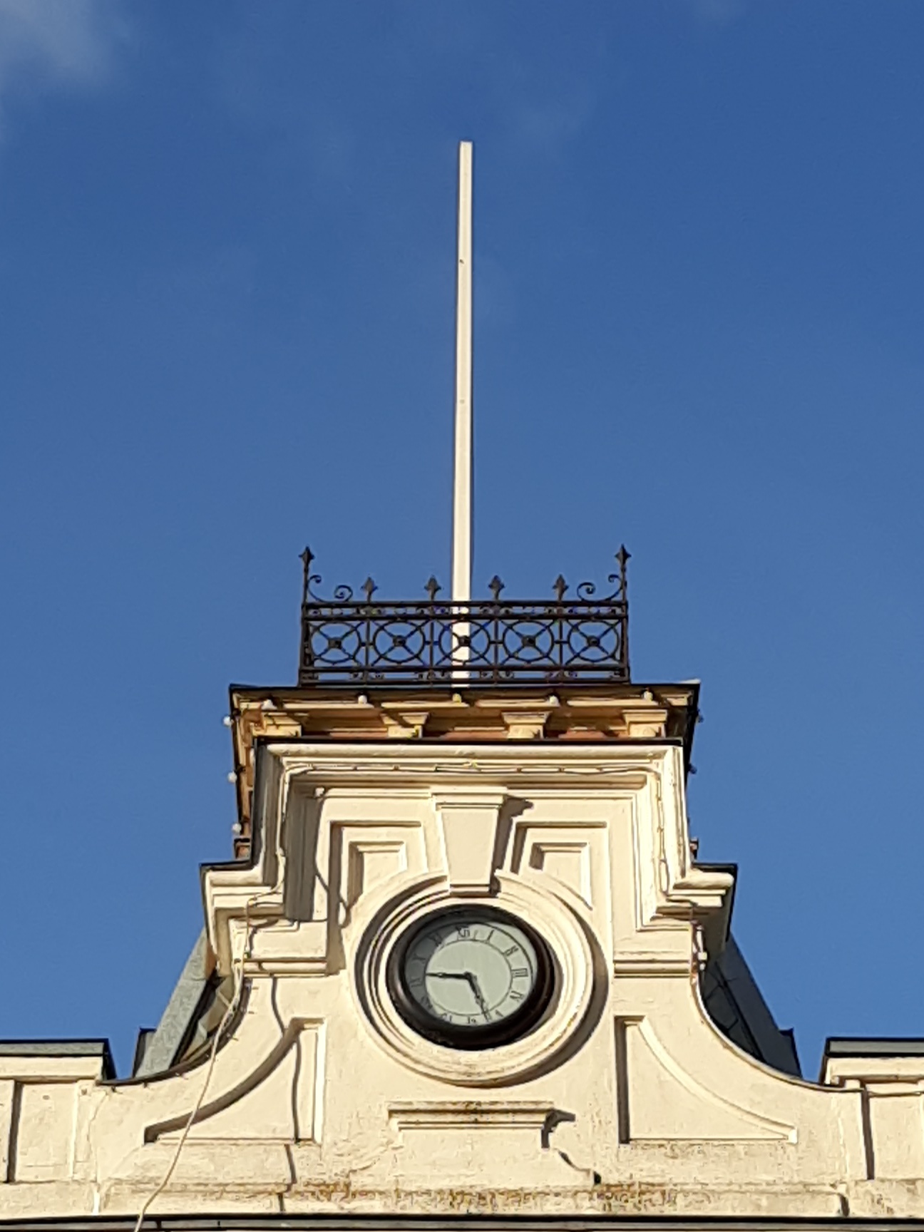 Haapsalu jaama töötajad NSV Liidu Ülemnõukogu valimiste puhul ehitud jaamahoone kellatornis, märts 1654 rephoto