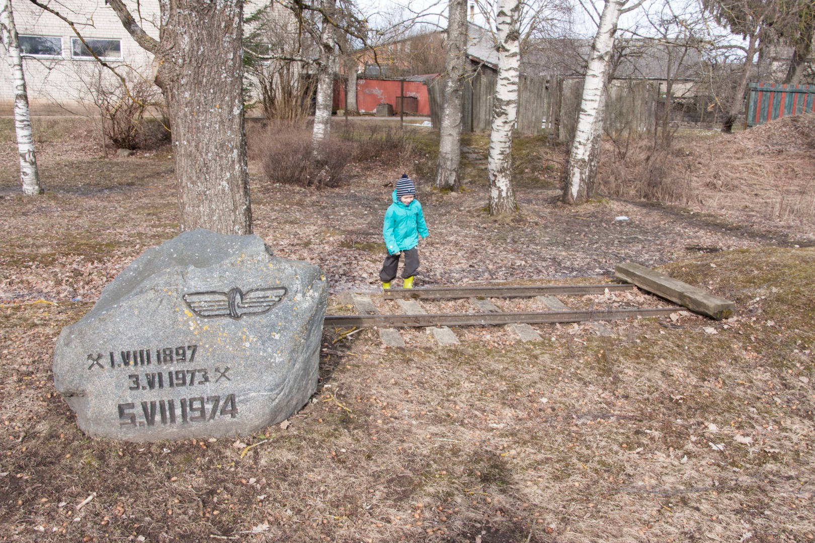 Vaade kitsarööpmelise raudtee mälestusmärgile Viljandis, 1984 rephoto