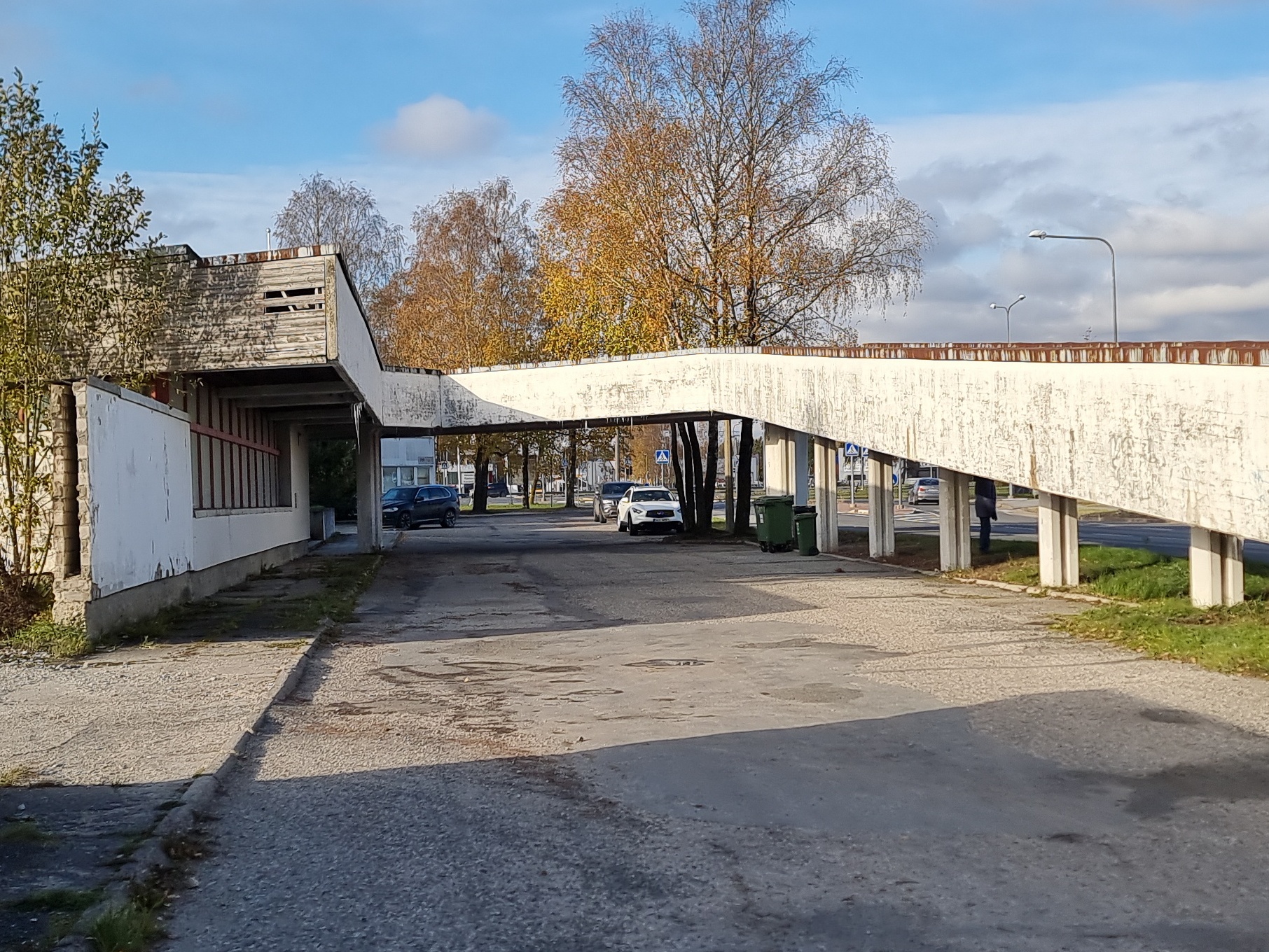 Pärnu KEK: Savi tn haldushoone II järk: autode kaldtee / pandus, all parkivad autod. Insener Andres Ringo rephoto