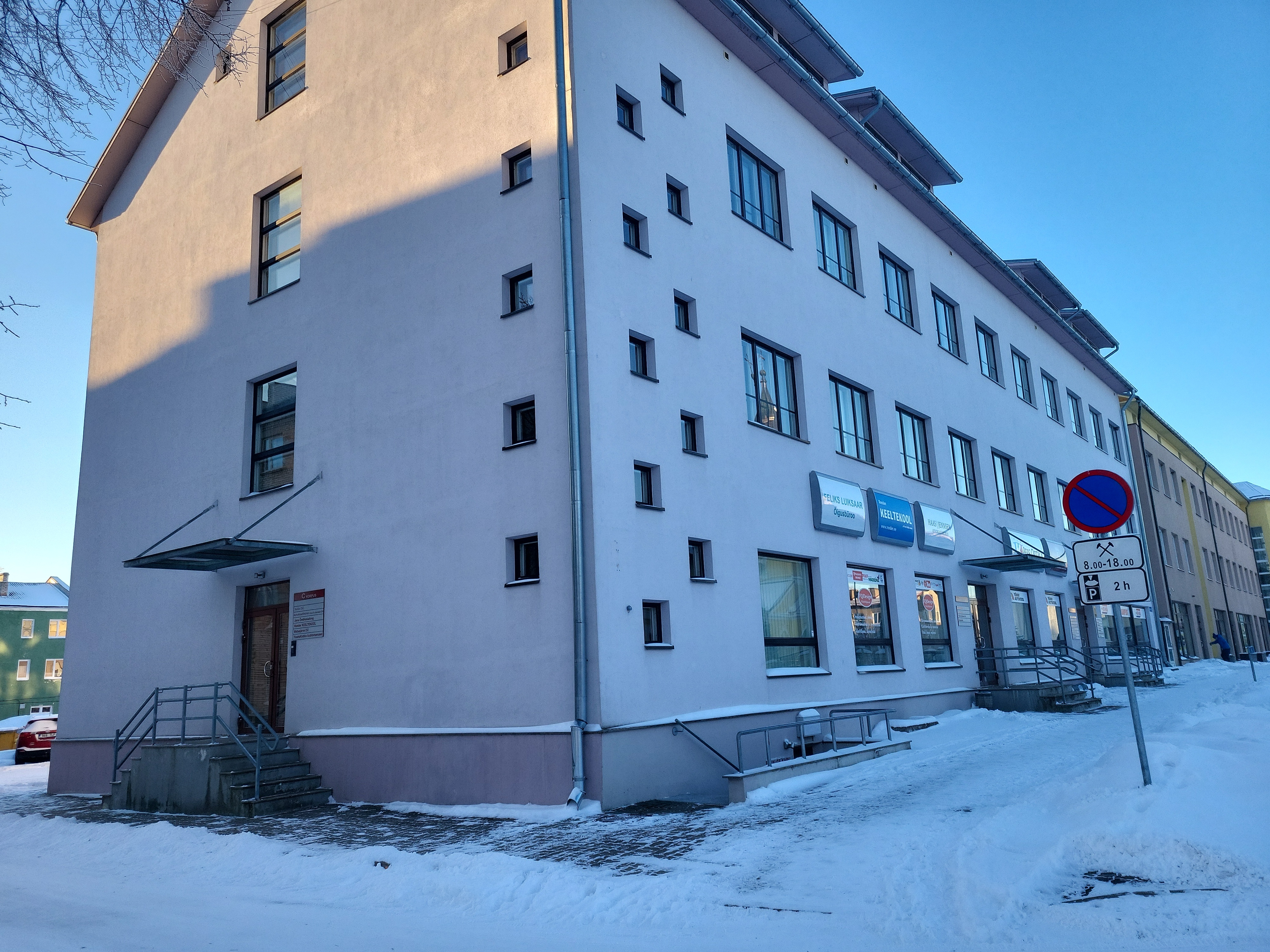 Foto Võru Teenindustootmisvalitsuse peahoone välisremont ka katmine reklaamiga Lembitu t.1  kevadel 1983.a. rephoto