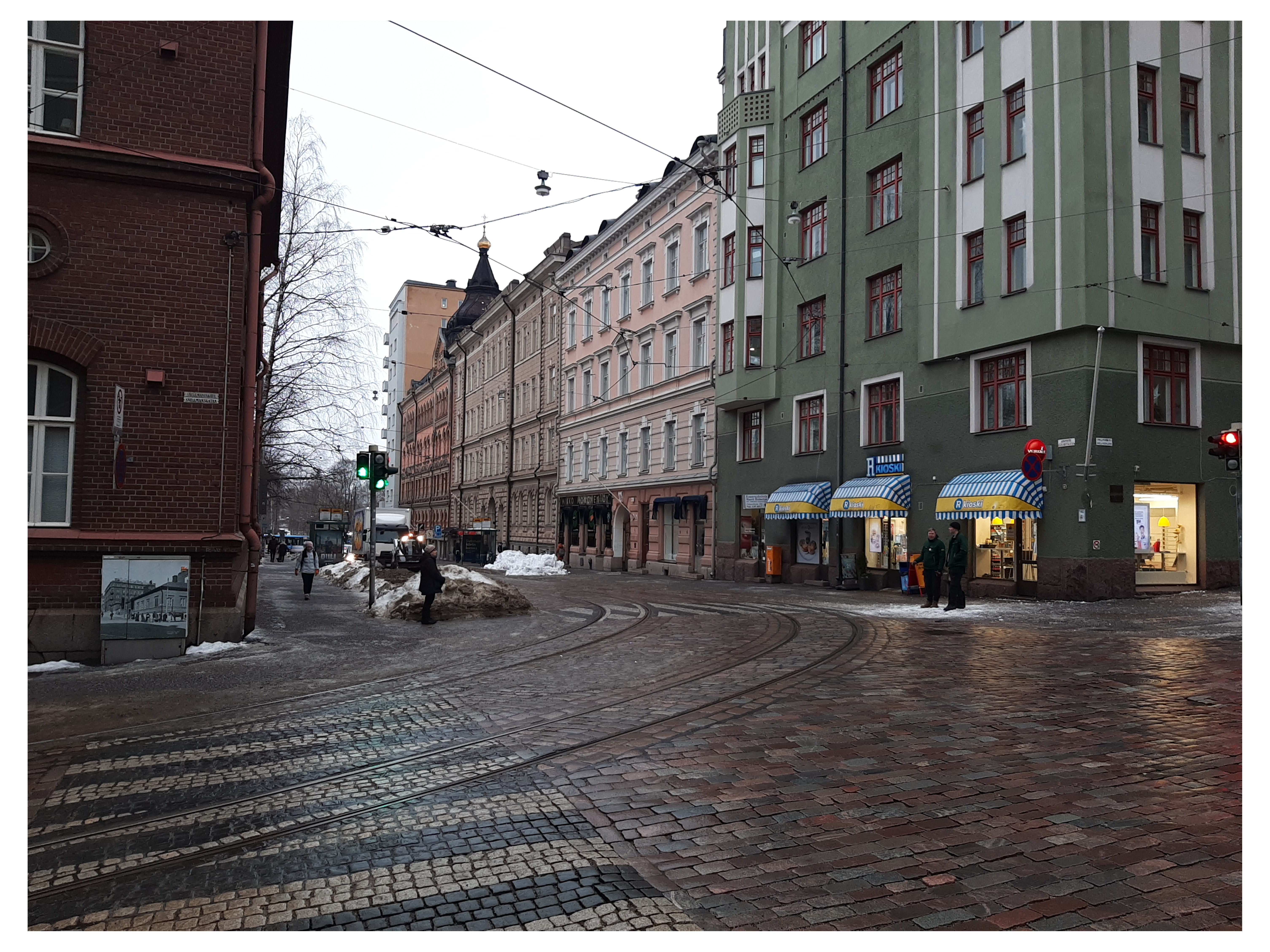 Liisankadun ja Snellmaninkadun risteys, oikealla Liisankatu 23, 25, 27, 29, joissa mm. A. Kujalan ja Cosmetica Oy:n liikehuoneistot. rephoto