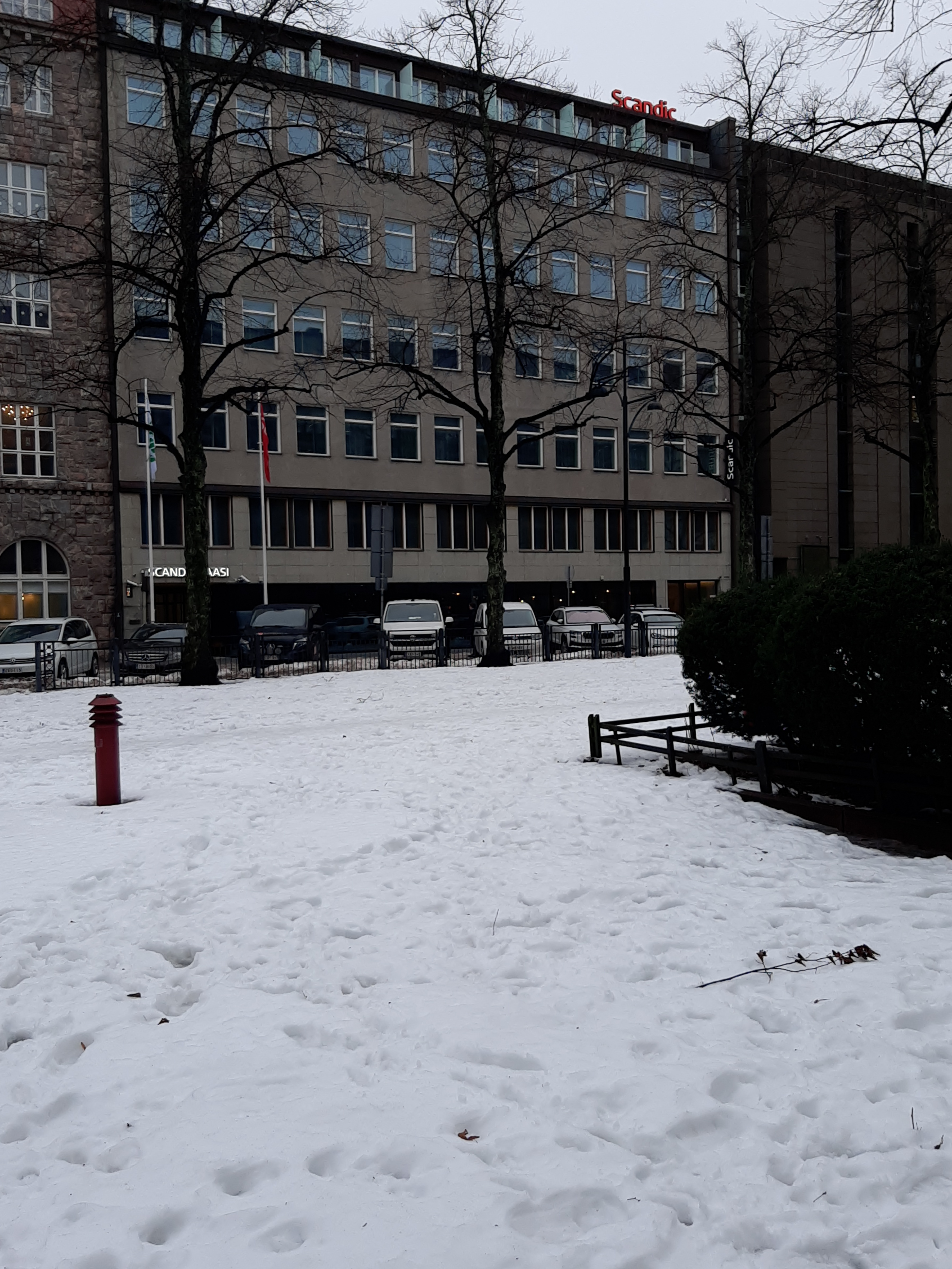 Ihmisiä Paasivuoren puistikossa Siltasaaressa rephoto