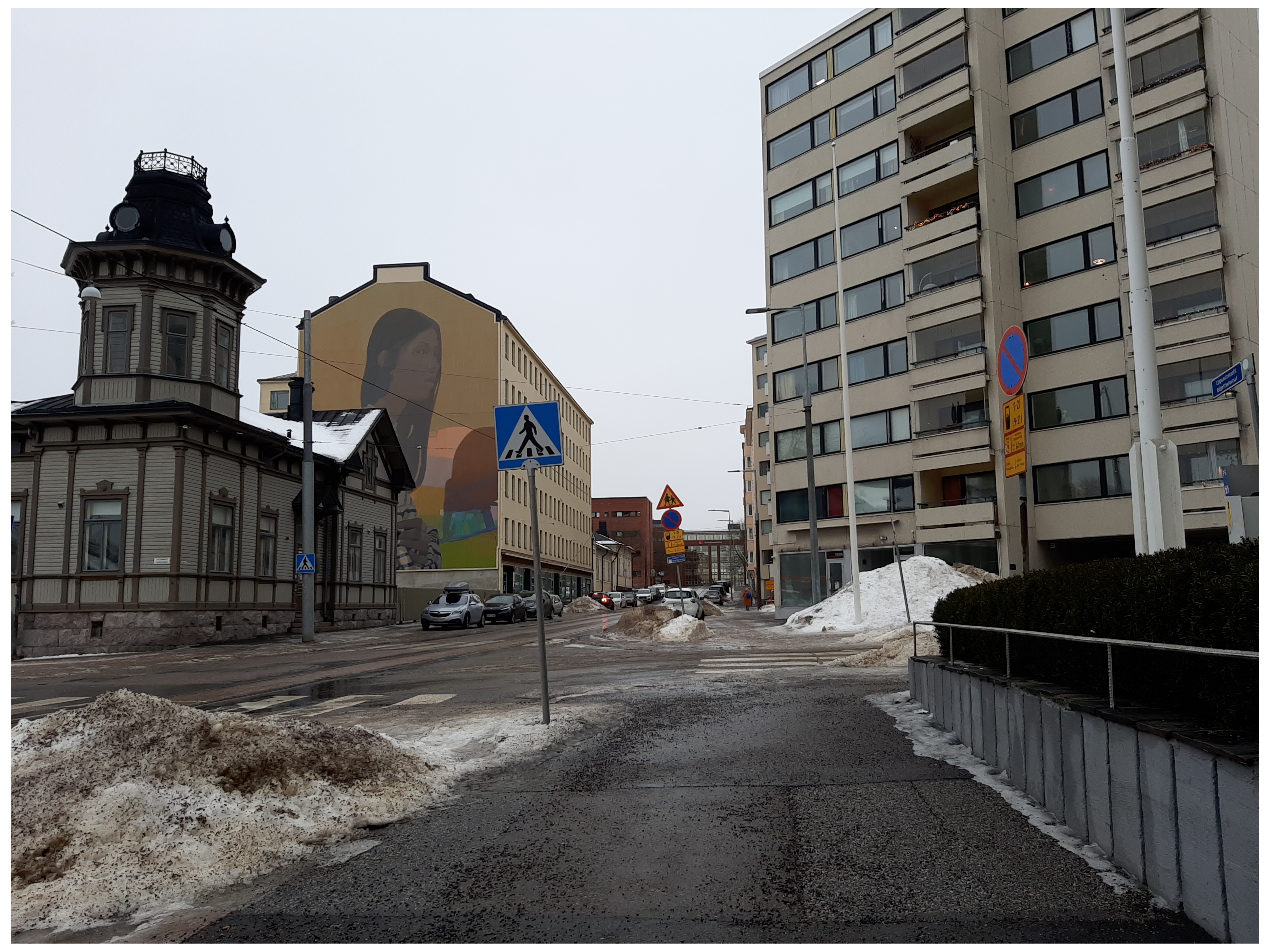 Toinen linja 8, 10, 27 Miehiä seisoskelemassa kevätauringossa Toisella linjalla Castréninkadun kulmassa. Taustalla vasemmalla Toinen linja 6:n (nyk. 8) puinen tornihuvila sekä Toinen linja 8:n (nyk. 10) kerrostalo, jonka päädyssä teksti Salama henkivakuutuksia, oikealla Toinen linja 27:n kerrostalo. rephoto