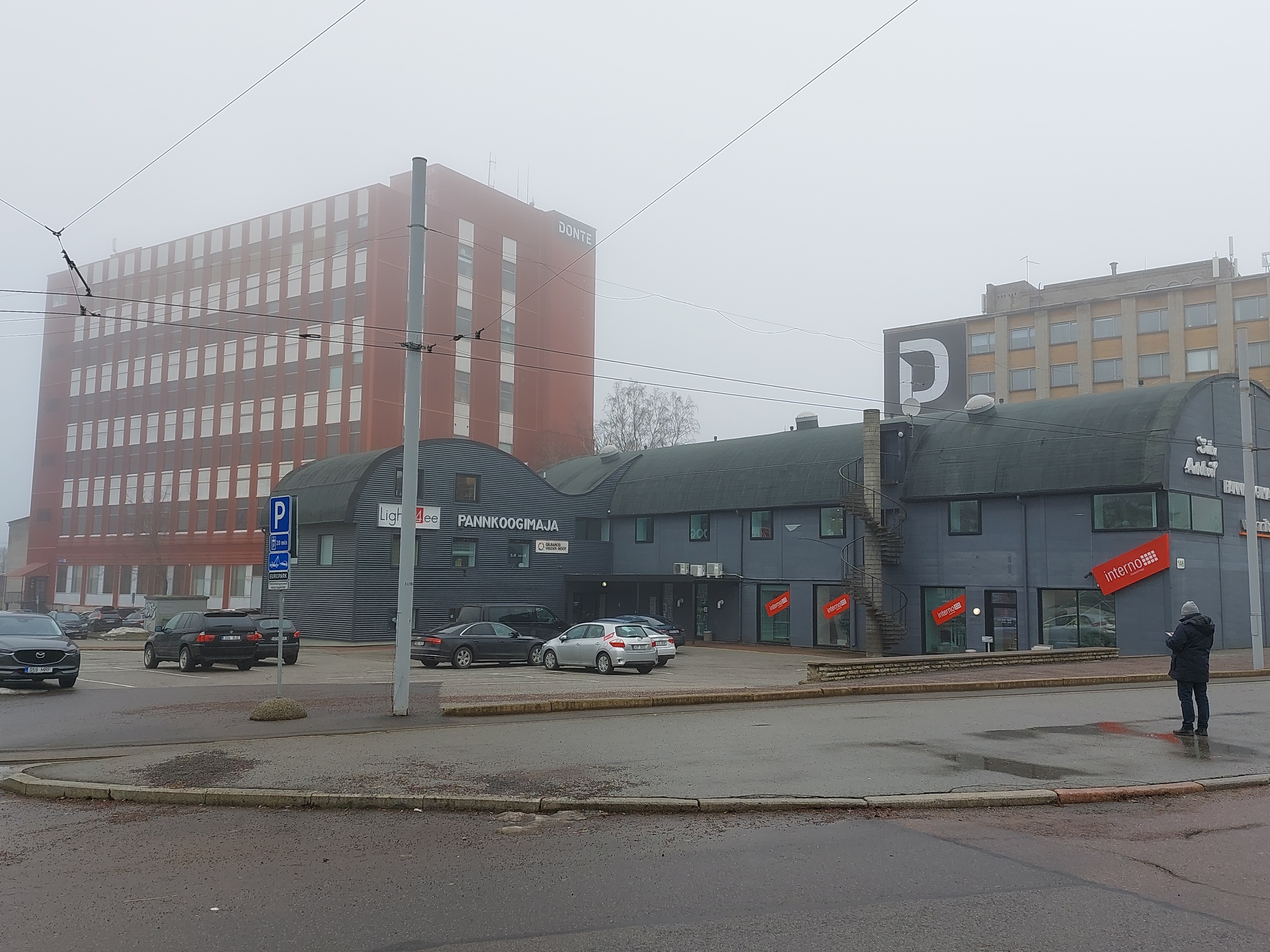 Business building at the corner of Hallivanamehe street and Pärnu highway in Tallinn rephoto