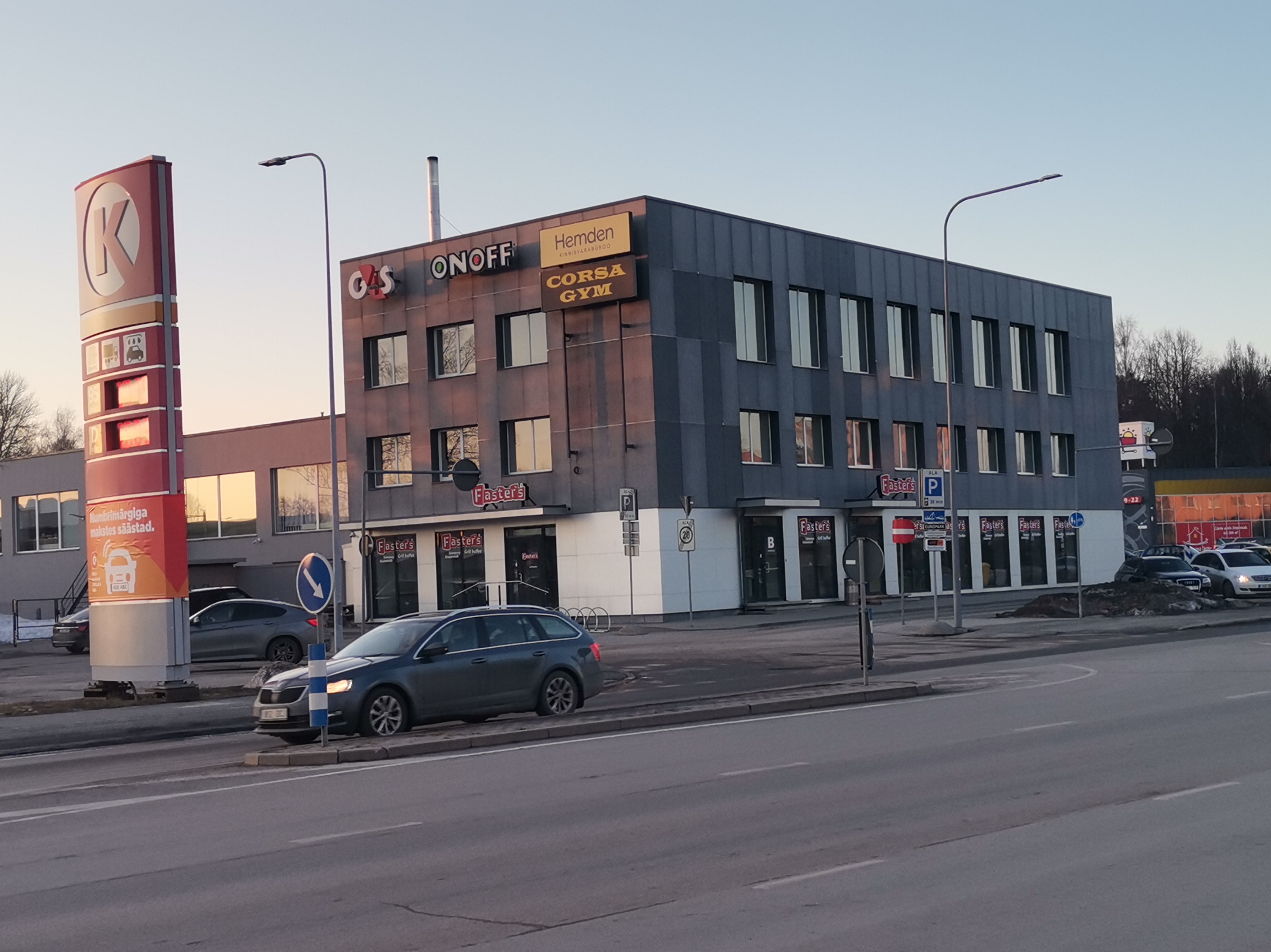 Tartu, Võru 77, ehitatud umbes 1970. aastal. "Tarmeko" olmehoone ja autode remondi töökoda. rephoto