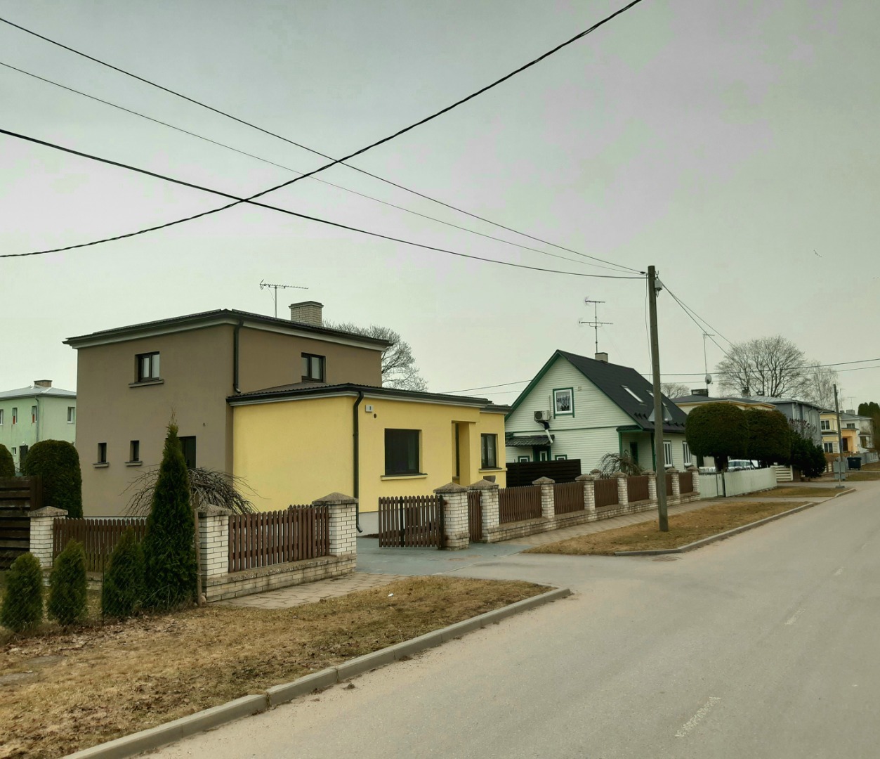 Uusi individuaalelamuid Lasteaia tänaval Rakveres. rephoto