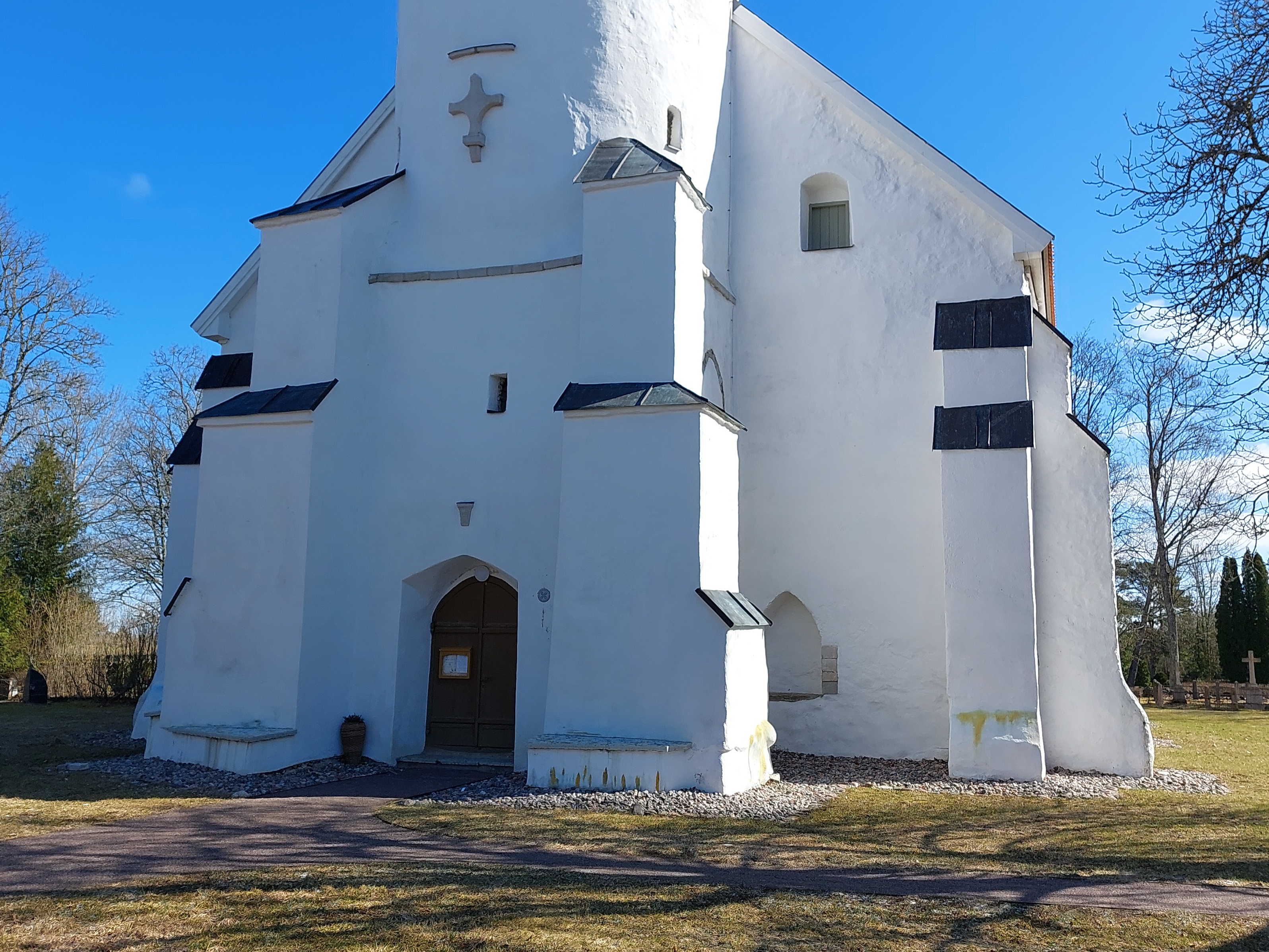 People in Padise County in front of the Church of Harju-Risti rephoto