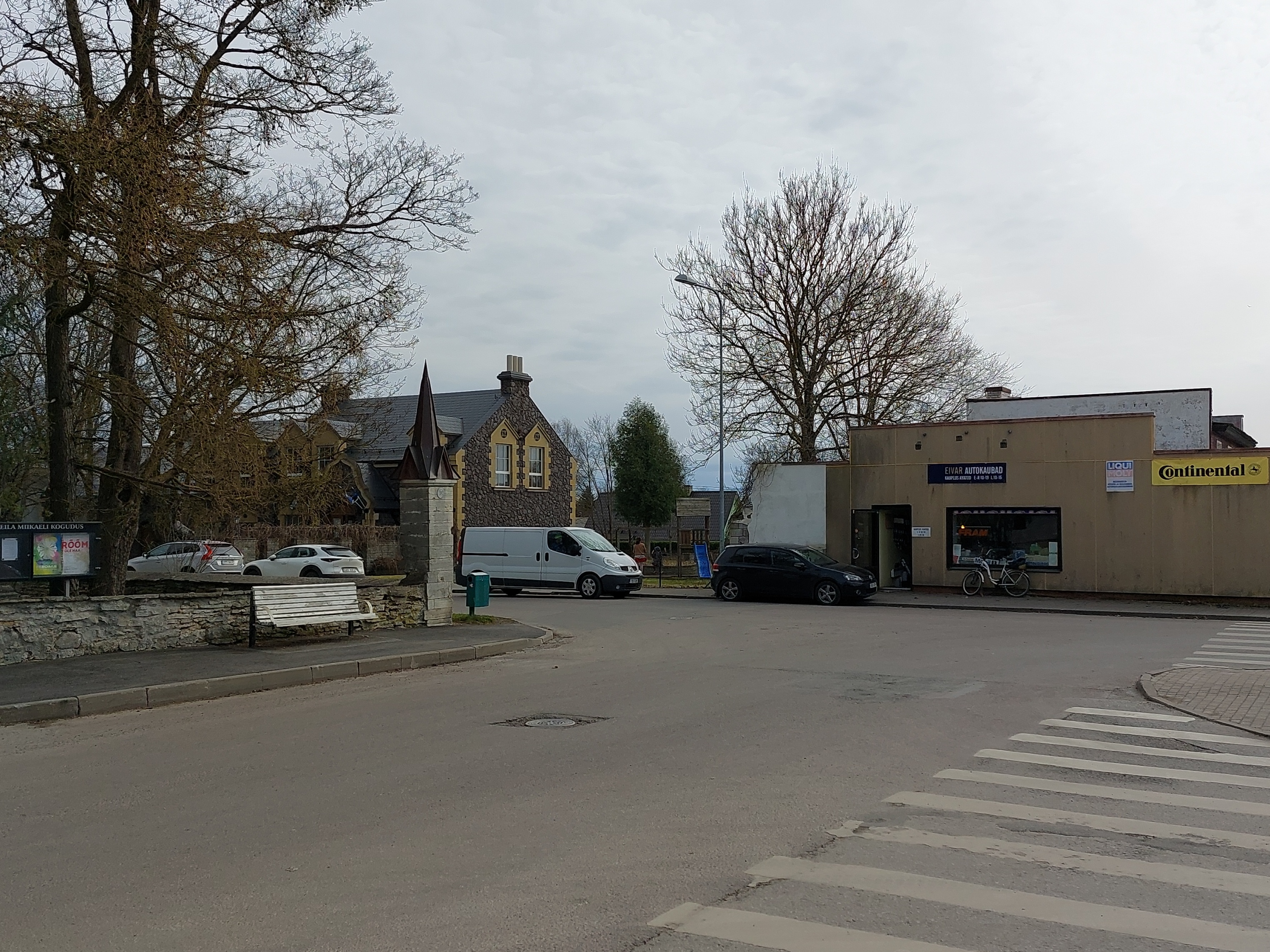 Bussipeatus kiriku ees Keilas rephoto