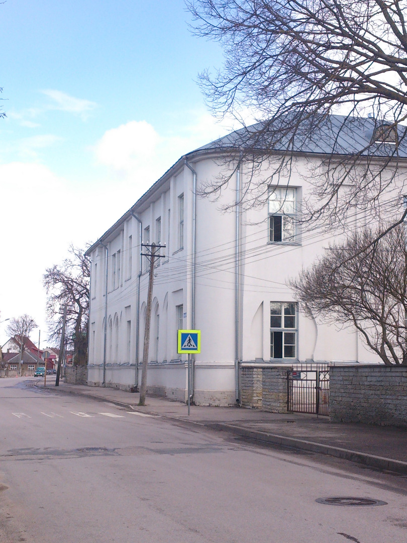 Kuressaare. Poeglaste gümnaasiumi hoone Pikal tänaval. rephoto