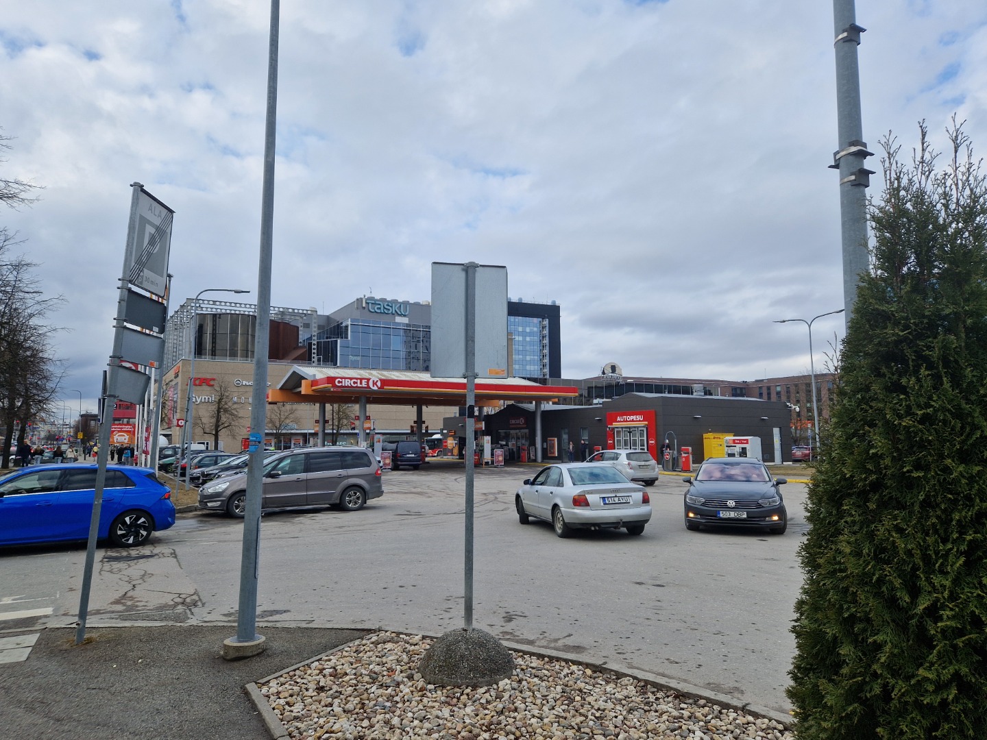 Gas station Statoil (Turu t).  Tartu, 1998. Photo Aldo Luud. rephoto