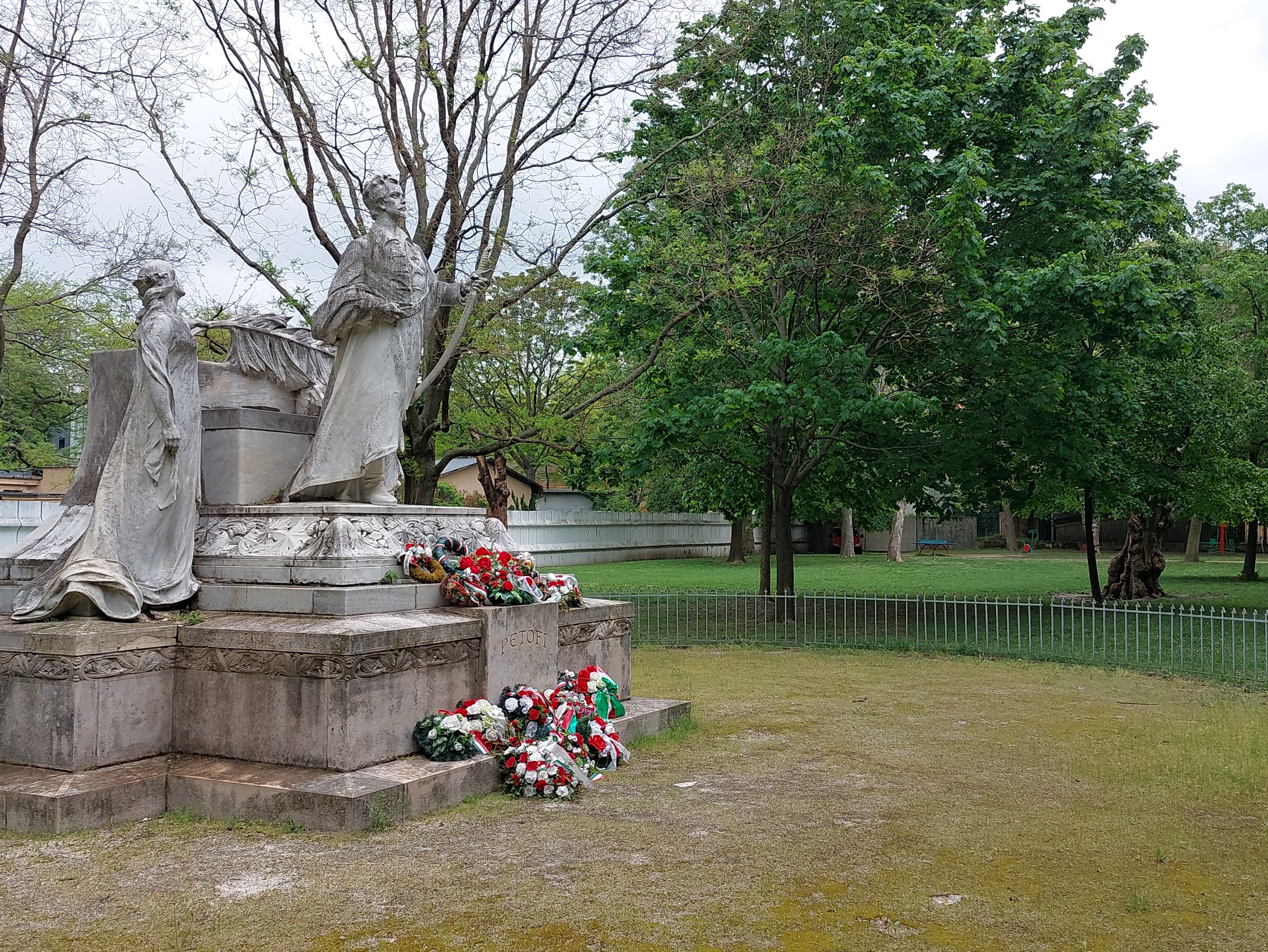 Pozsony Petofi szobor Ligetfaluban - This media shows the protected monument with the number 101-263/3 CHMSK/101-263/3,CHMSK/101-263(other) in the Slovak Republic. rephoto