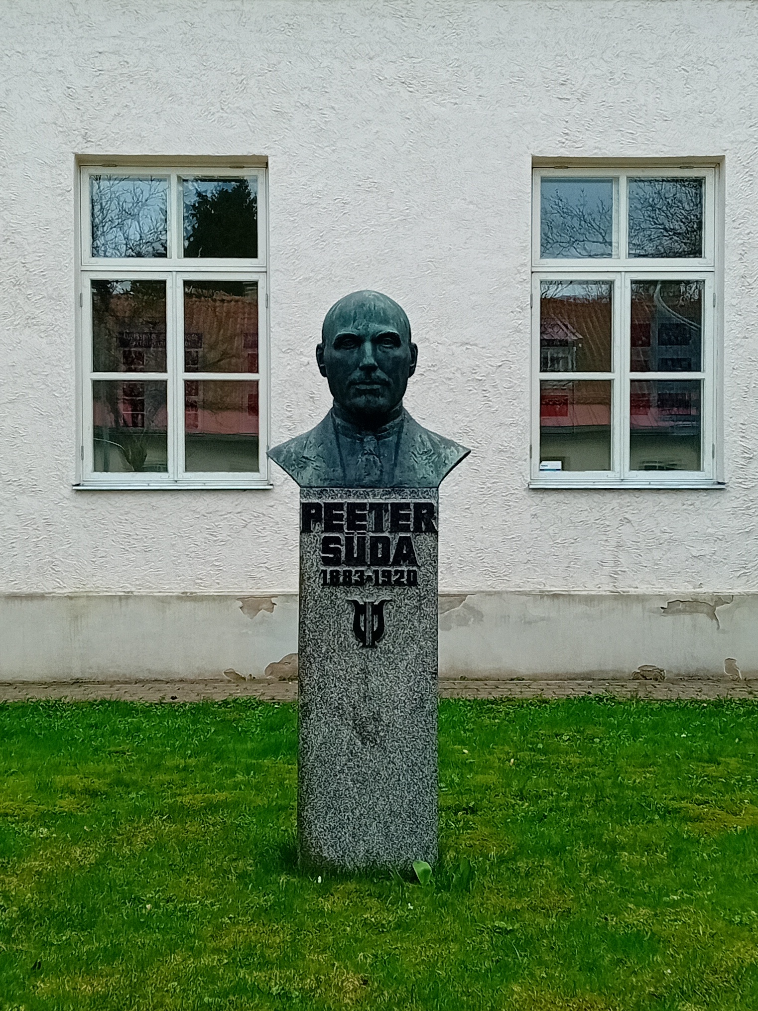 Peeter Süda monument Kuressaare Muusikakooli õues rephoto