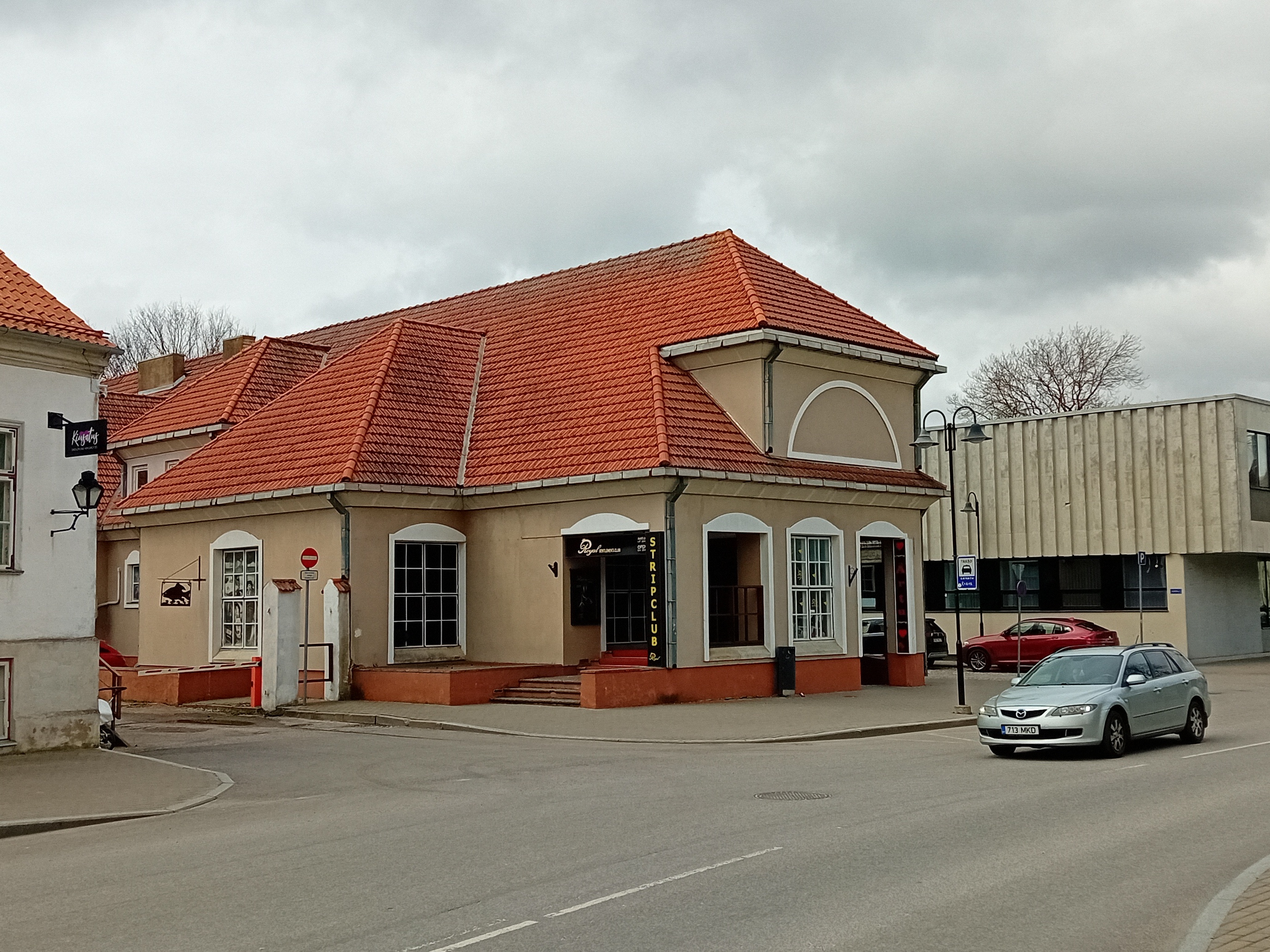 "Saare Kaluri" kolhoosi esinduskaupluse välisvaade. rephoto