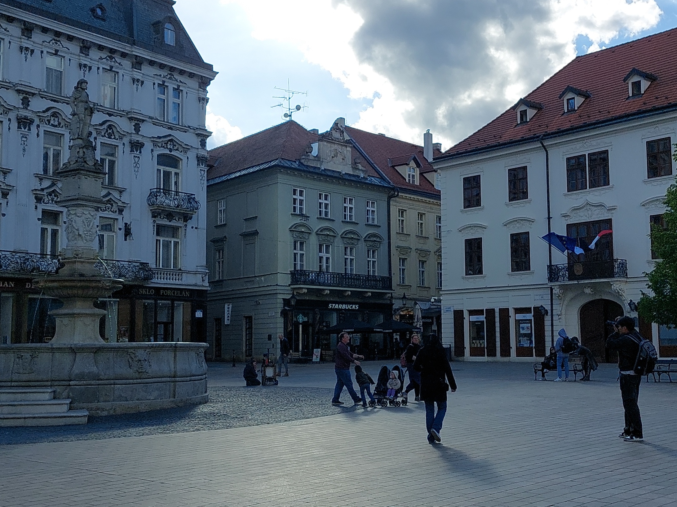 Fő tér (Hlavné námestie), közepén a Roland-kúttal. Fortepan 6995 - lang rephoto