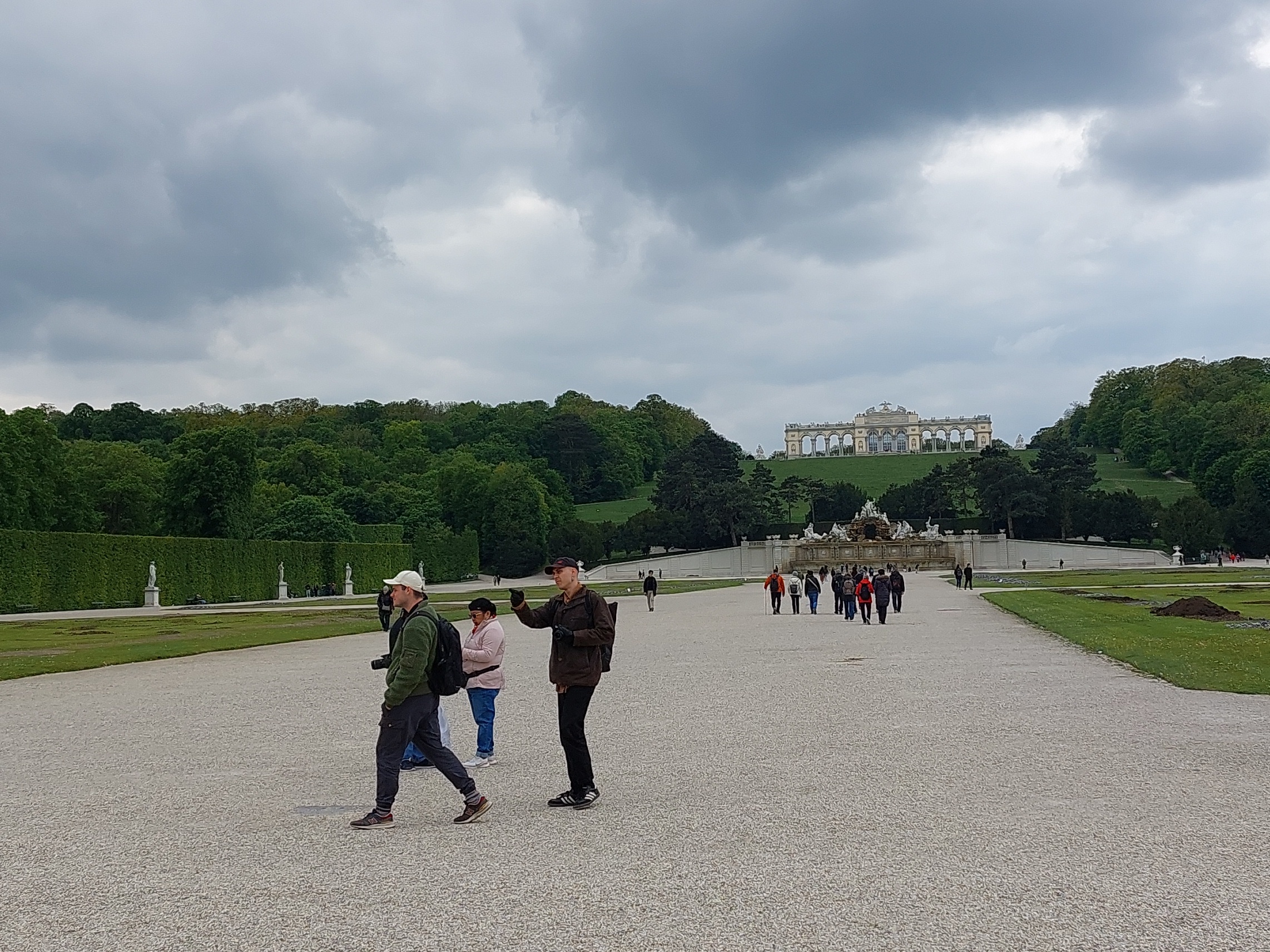 Aviopari Schönbrunnin linnan puutarhassa Wienissä rephoto