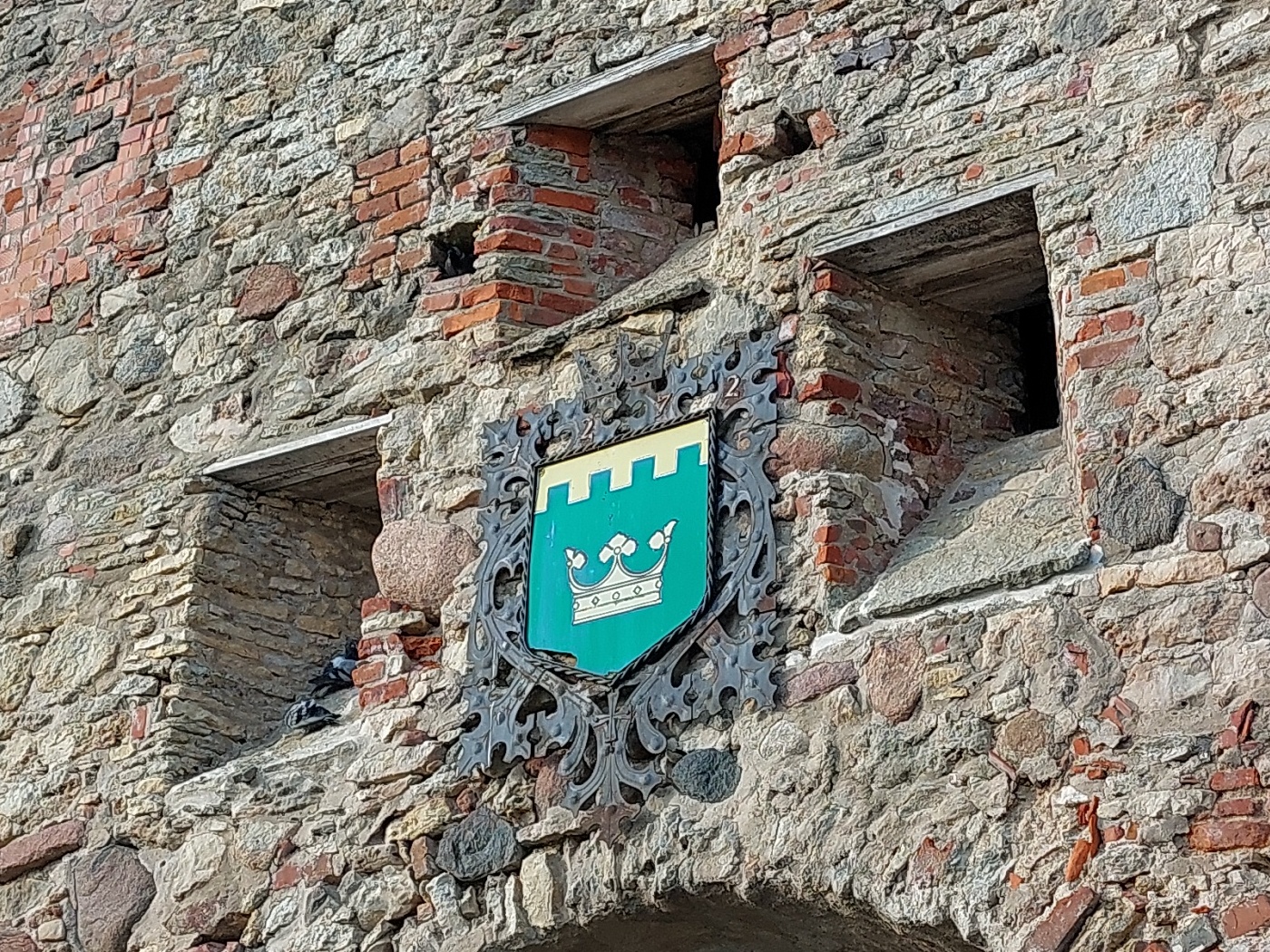 Crest at Põltsamaa Castle - Coat of arms above main gate at Põltsamaa Castle. rephoto