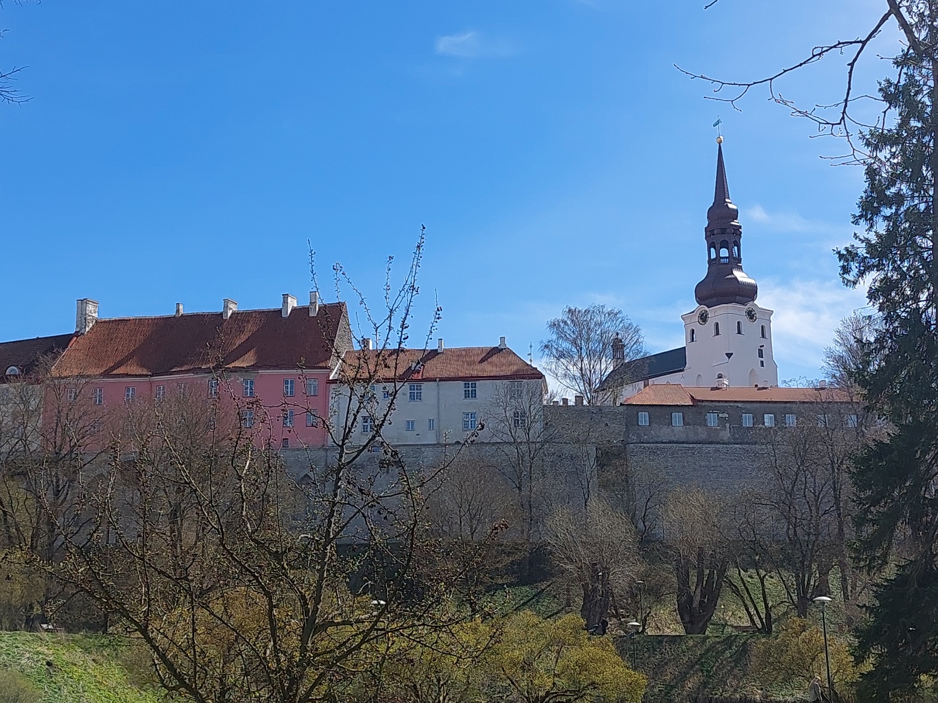 Tallinn. German Aircraft Zeppelin Toompea above rephoto