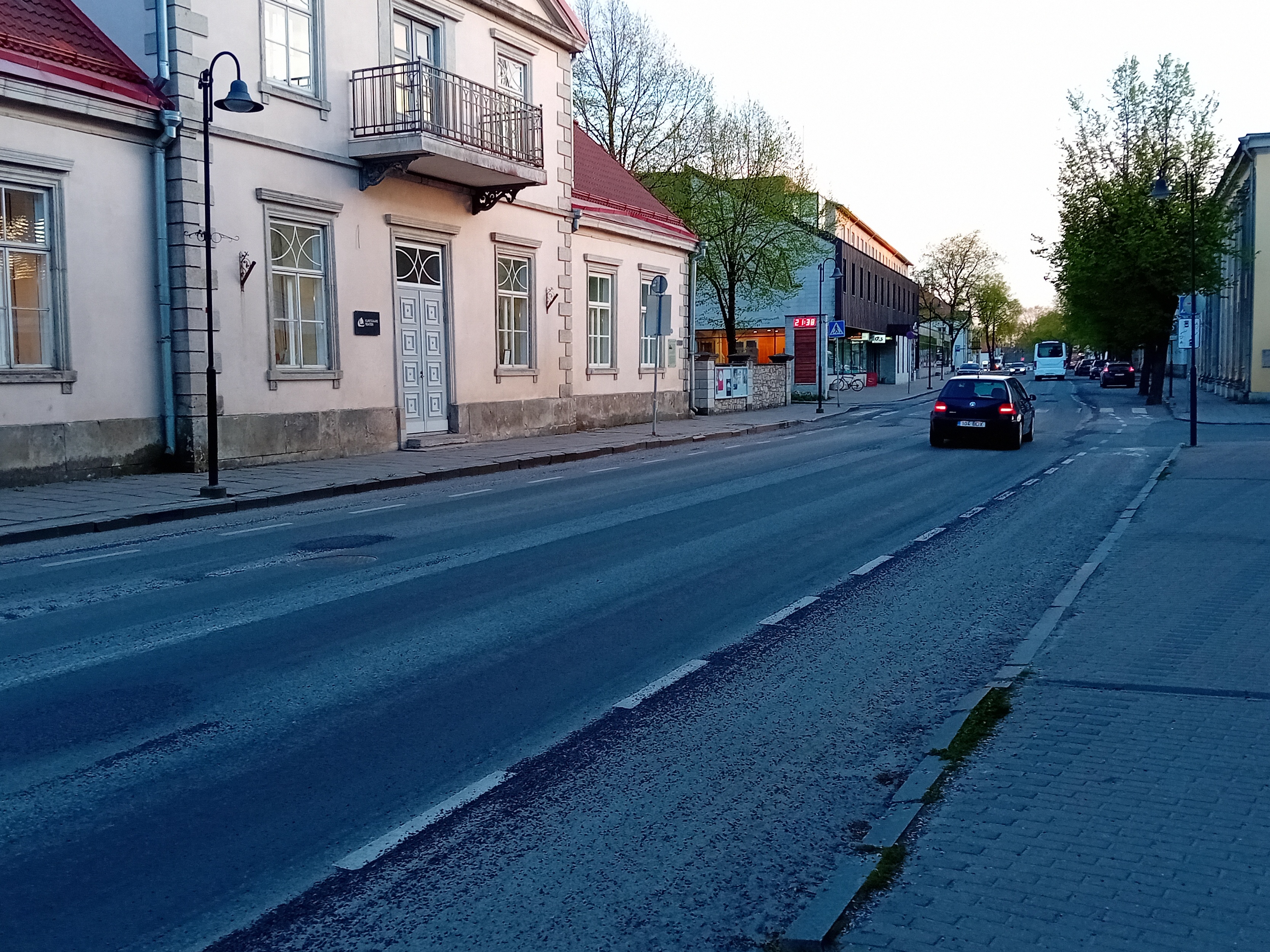Richard Sepa matuserongkäik Tallinna tänaval KES-i maja ees rephoto