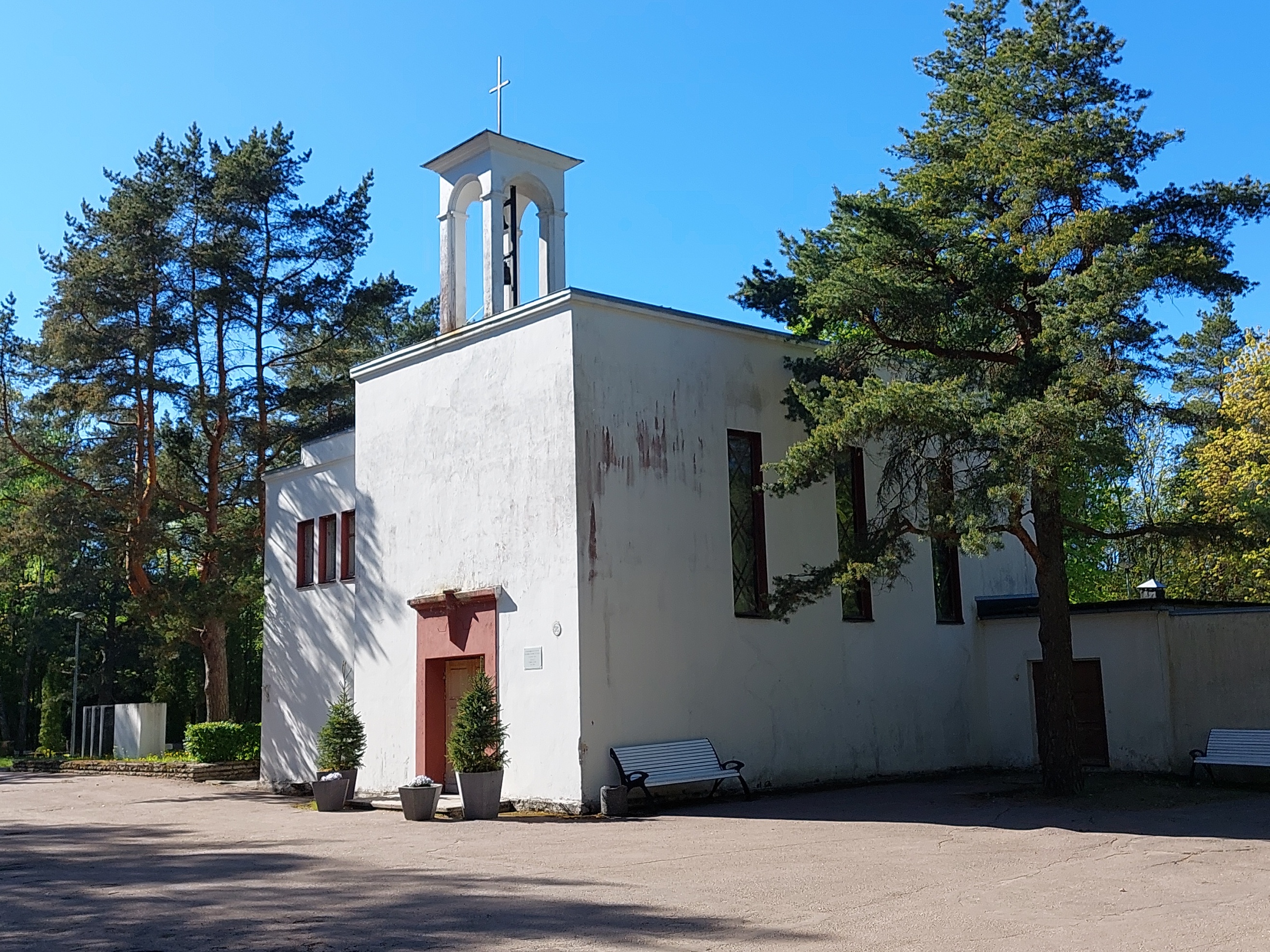 The old cable of the Rahumäe cemetery - cement and wooden shirt store. rephoto