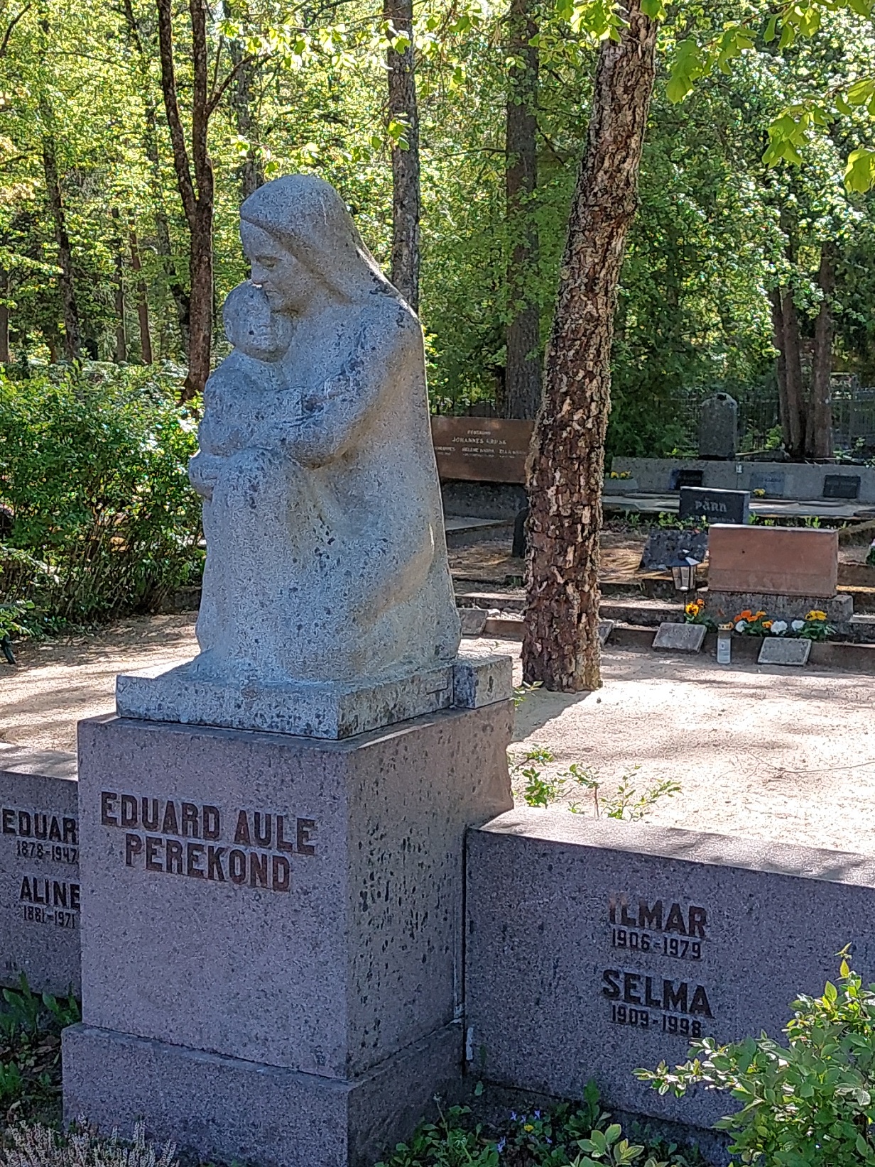 Majandustegelase Eduard Georg Aule perekonna hauaskulptuur Rahumäe kalmistul. rephoto