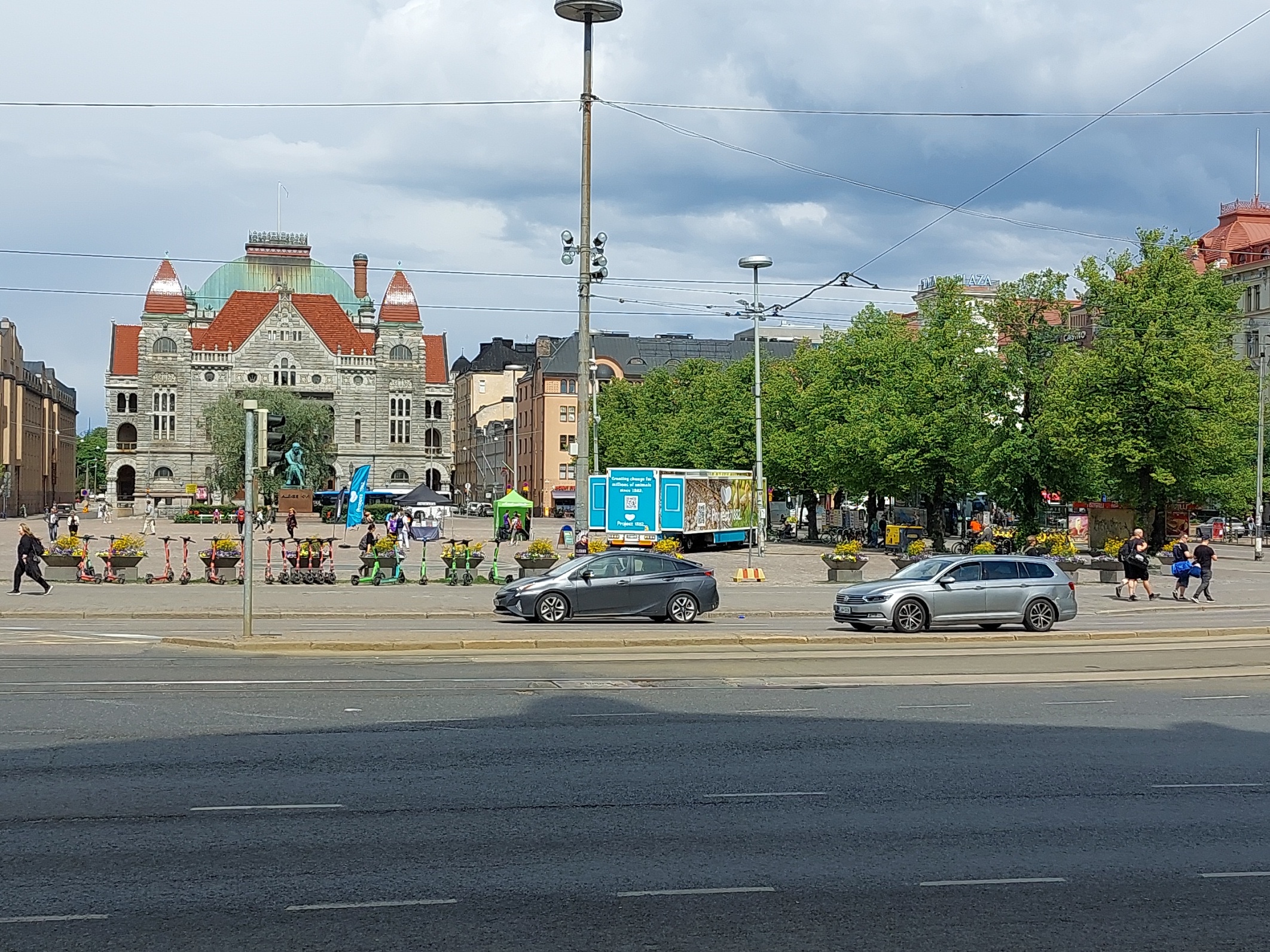 Rautatientori, oikealla Mikonkatu 15,17,19. rephoto