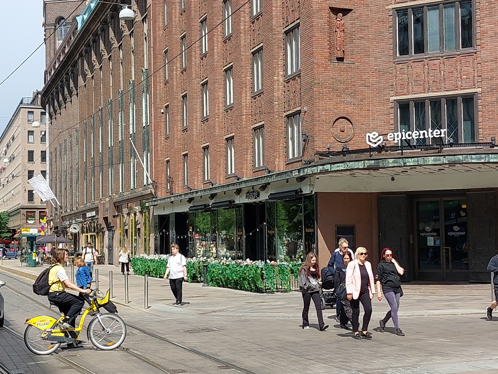 Mikonkatu 9,11,13,15,17. Etualalla ravintola Planet Hollywood. rephoto
