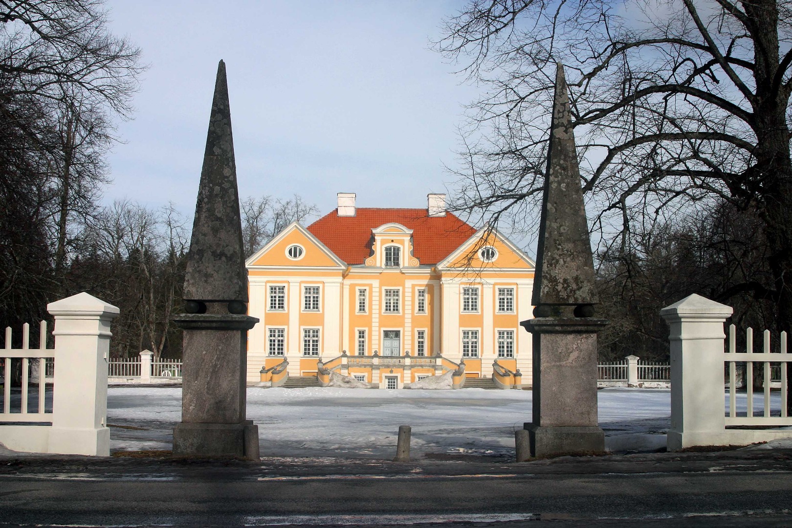 Eesti Geograafia Seltsi Lahemaa ekskursioonist osavõtjad Palmse mõisa väravas, tagaplaanil Palmse mõisa peahoone. rephoto