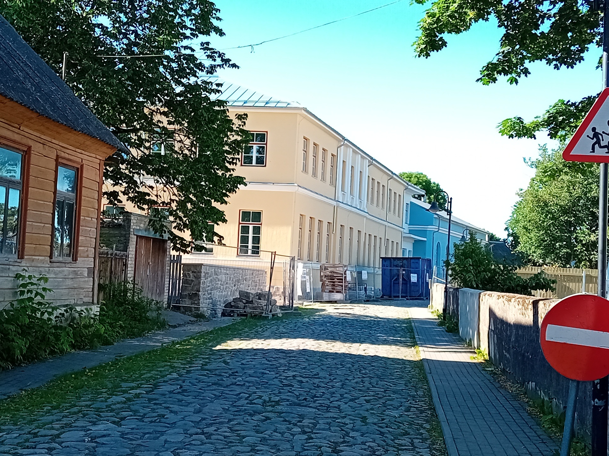 Kuressaare gümnaasiumi hoone Kohtu tänava poolt rephoto