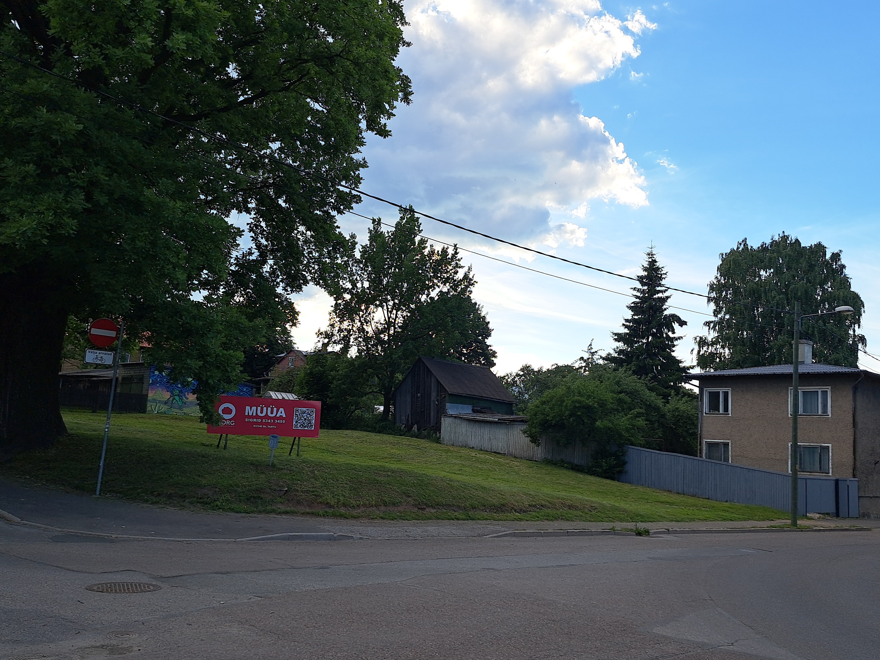 Maja Tartus Kalevi ja Õnne tn nurgal. rephoto