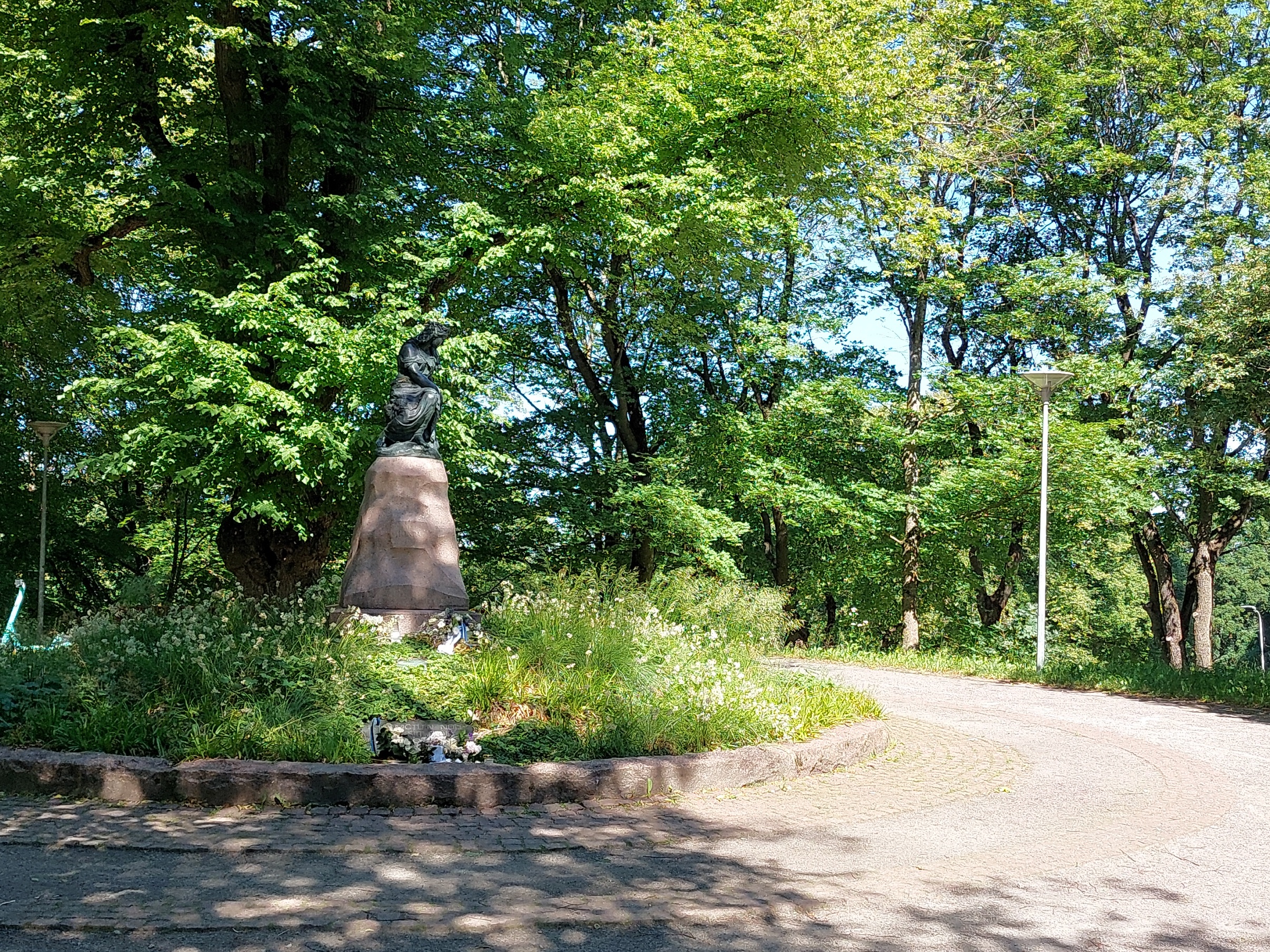 Tallinna vaade. Monument pargis rephoto