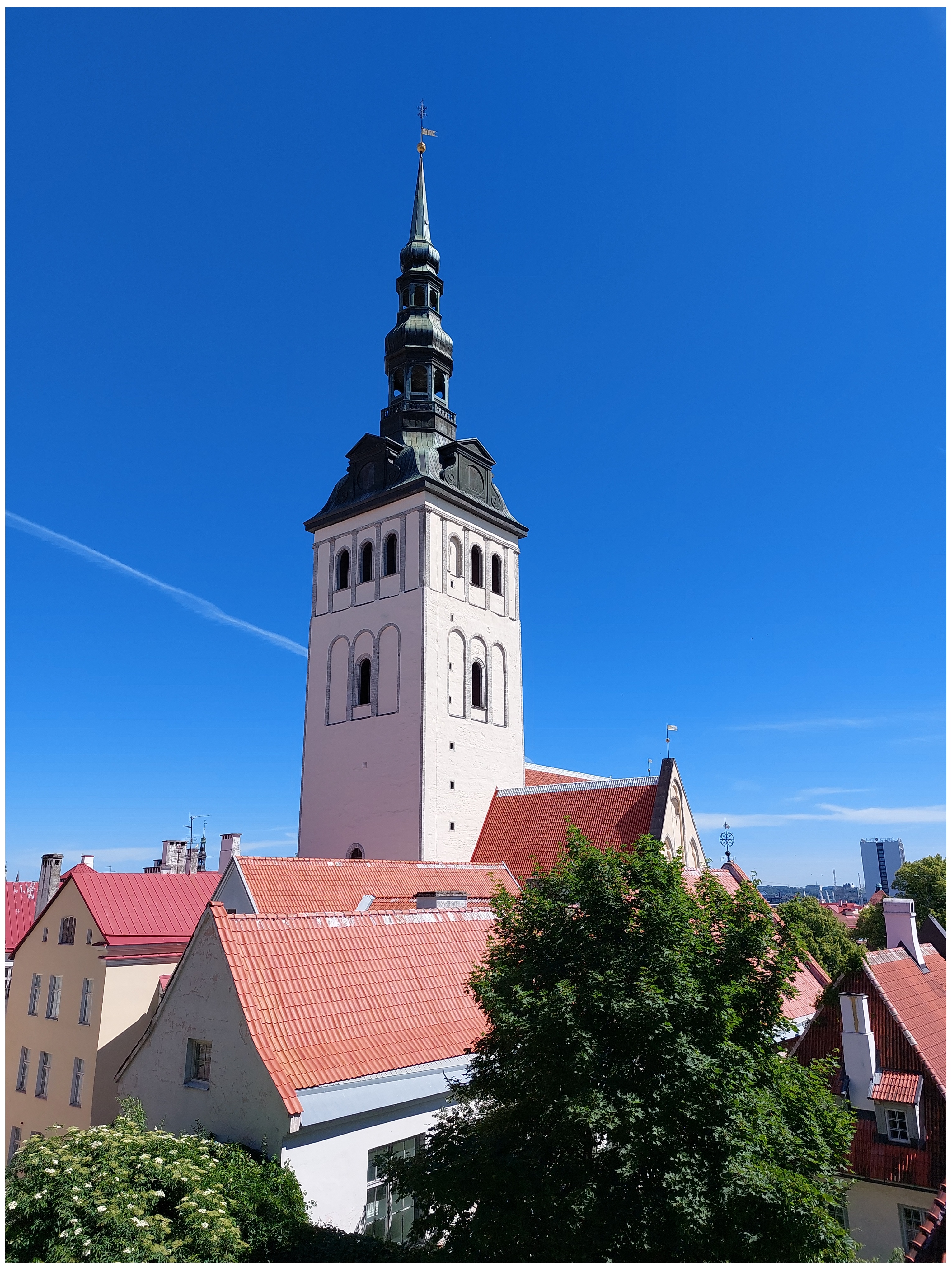 Tallinn. Vaade Niguliste kirikule Taani kuninga aia poolt. rephoto