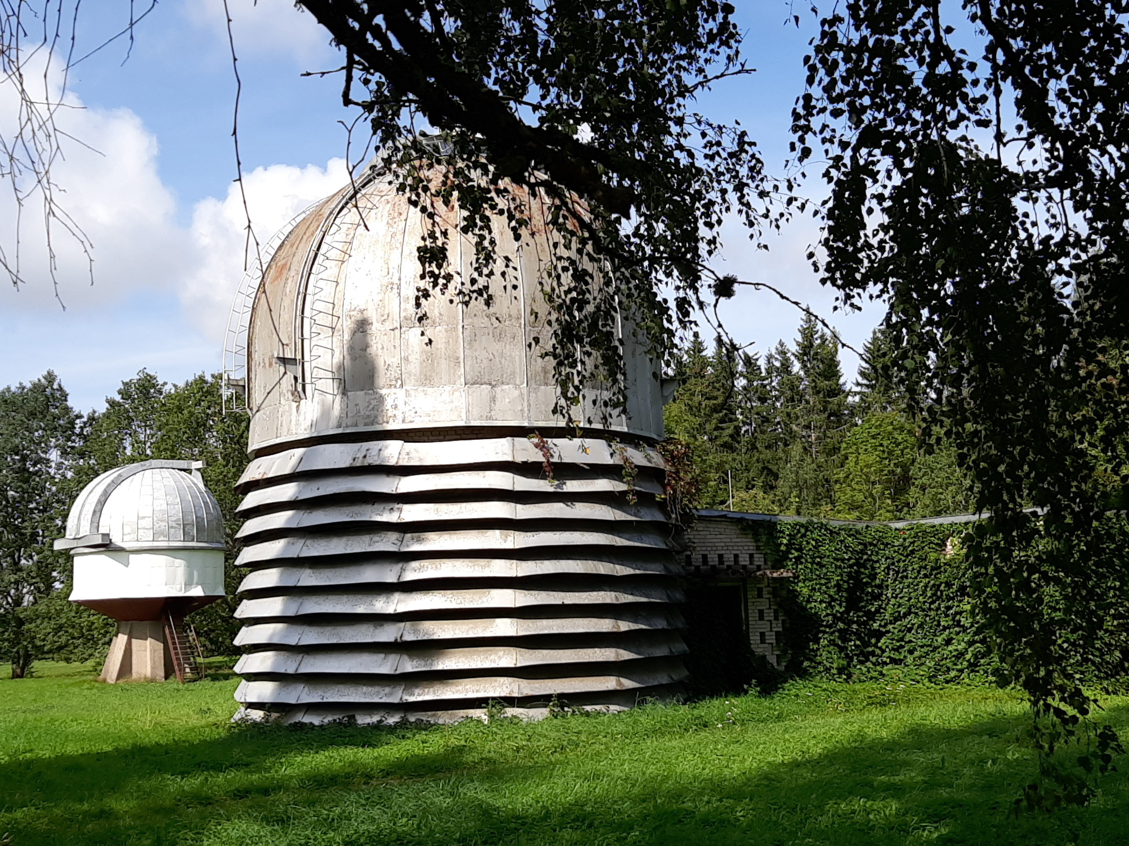 Foto. Haapsalu rajooni koolide direktorid külas Valga rajoonis 22.-24.mai 1966.a. Tõravere observatoorium. 
Foto: Ilmarine Möldri. rephoto