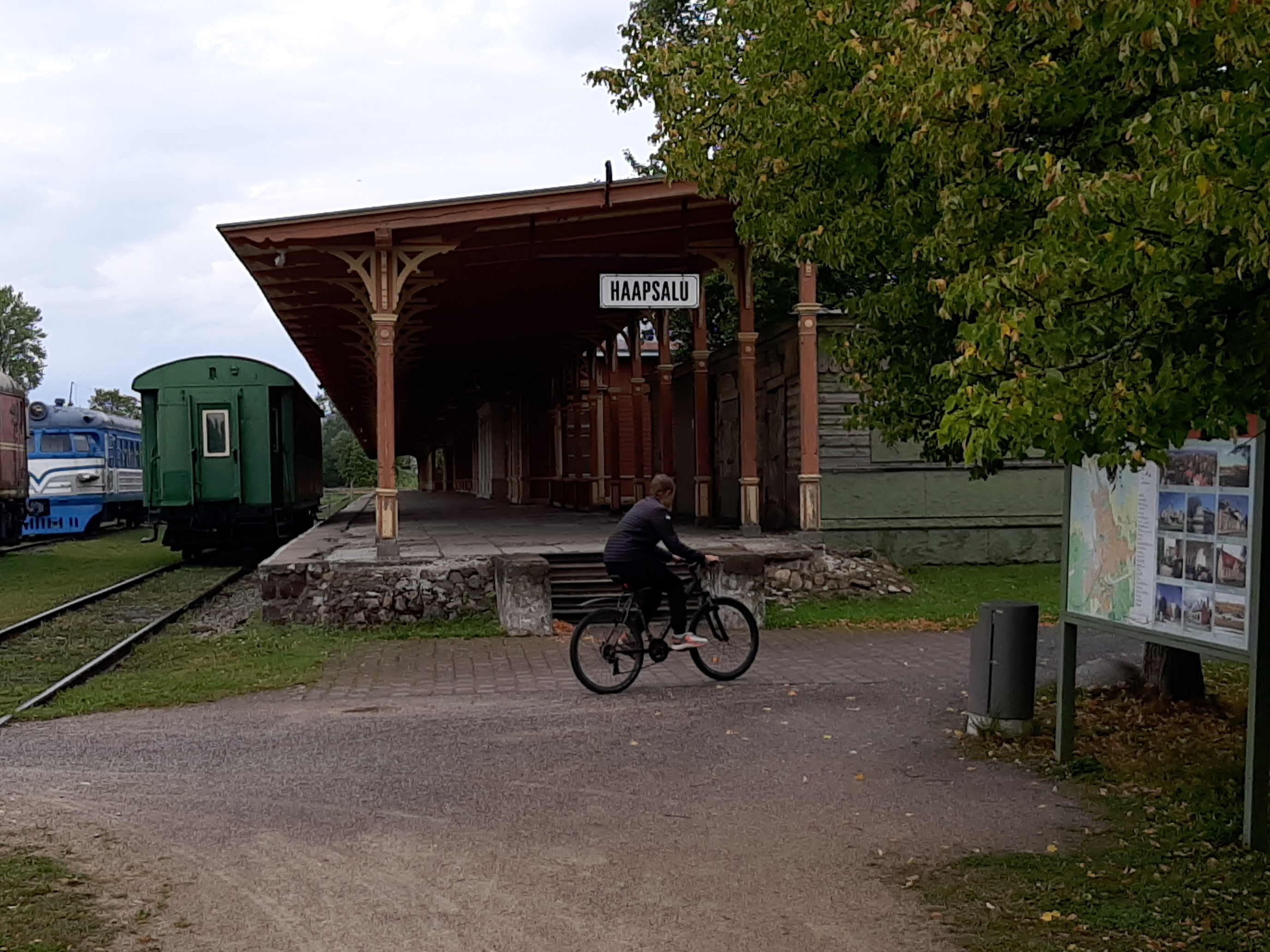 Haapsalu jaam jaanuaris 1976, reisirong veduriga TEP60 perrooni ääres, foto: Ilmar Adamson rephoto